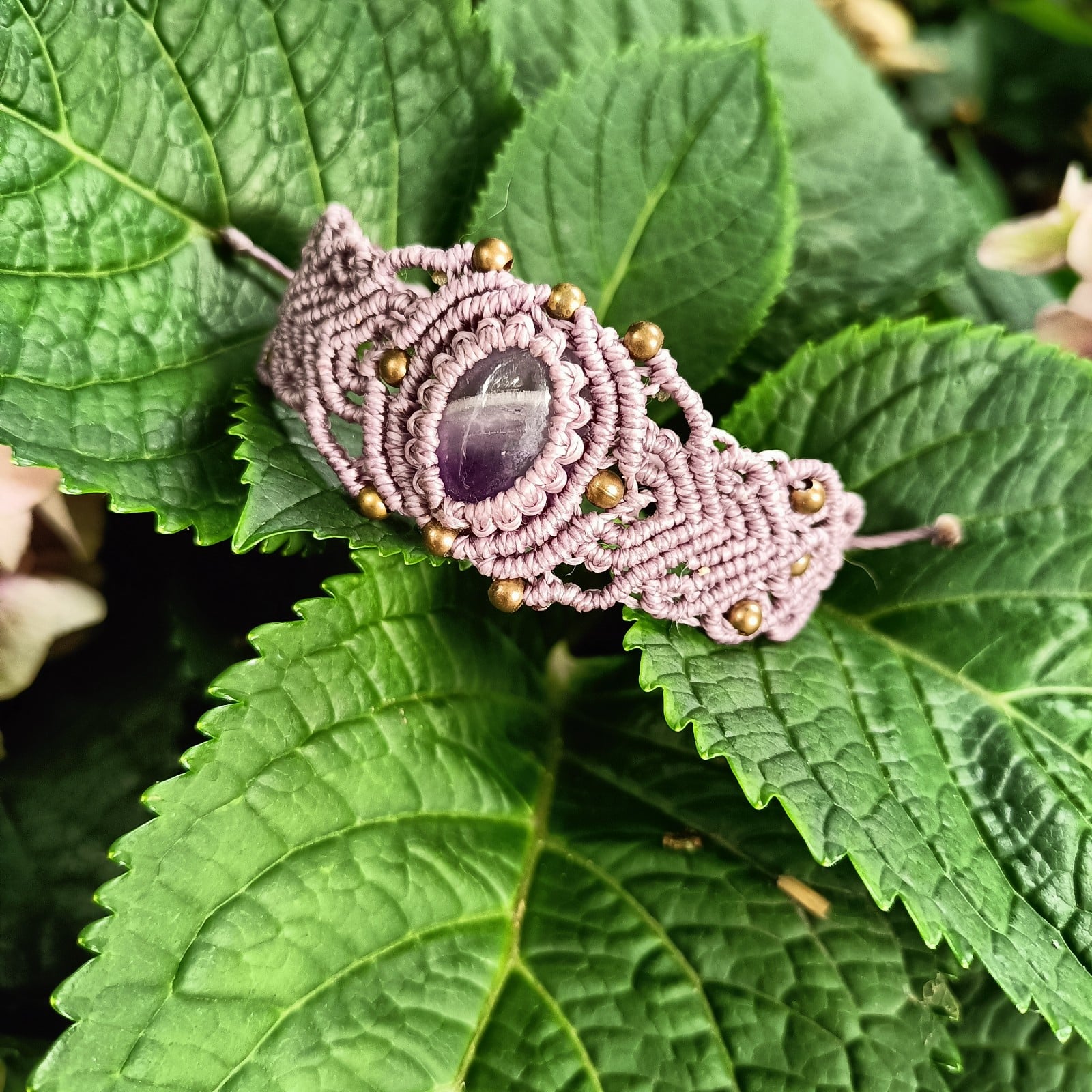 Macramé armband Meau met amethist – handgemaakt & one of a kind