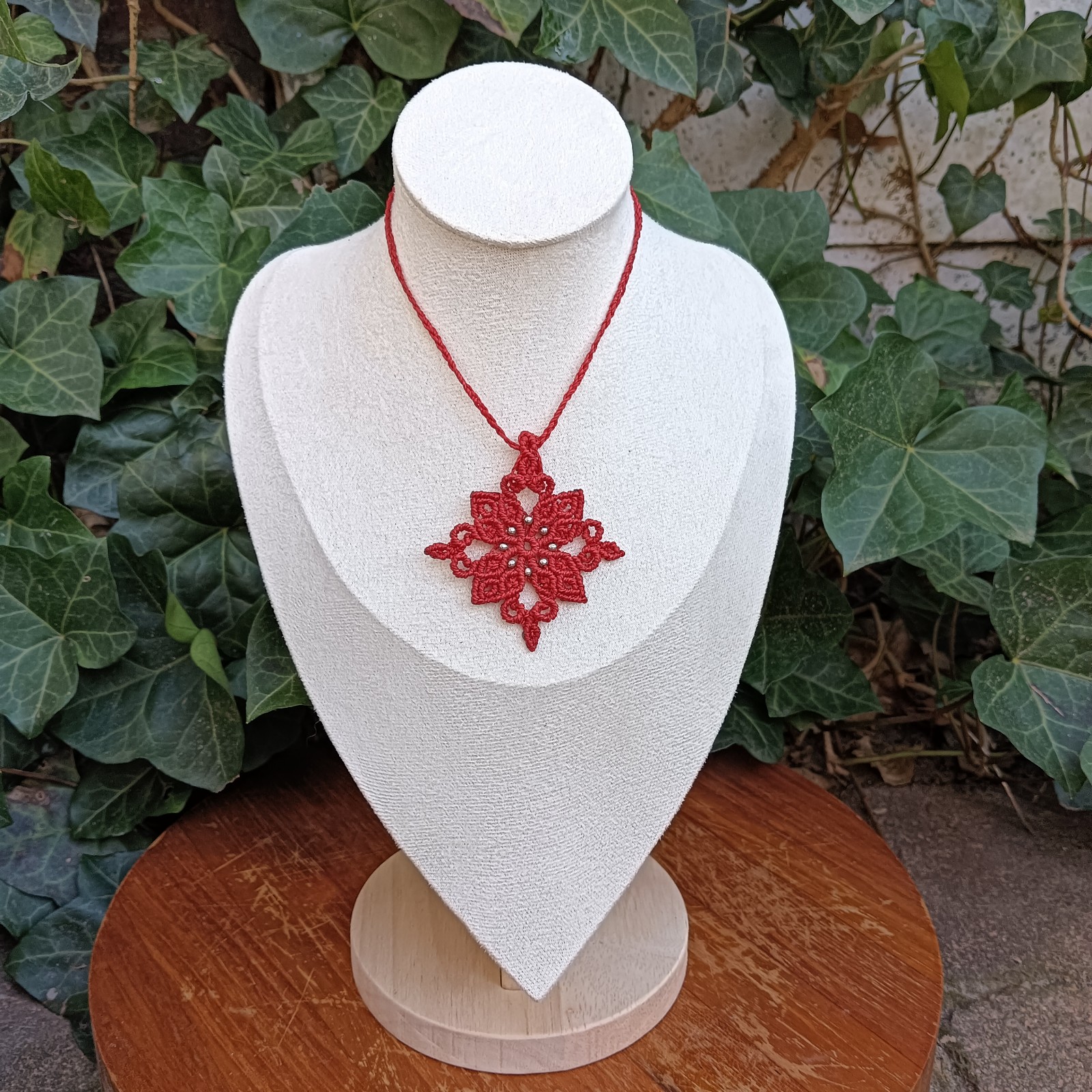 Micro macramé ketting ‘Rose’ – rode mandala hanger – verstelbaar – handgemaakt