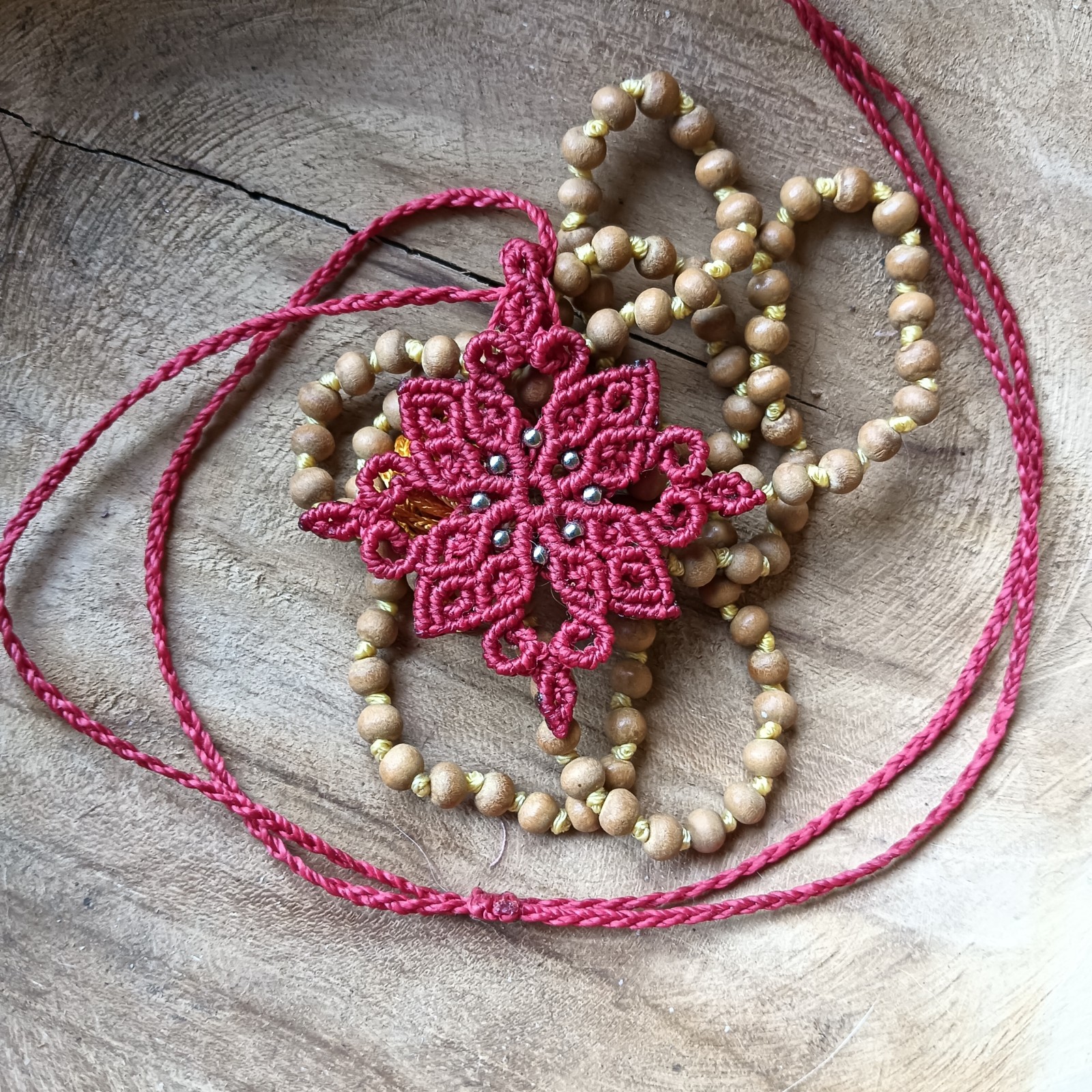 Micro macramé ketting ‘Rose’ – rode mandala hanger – verstelbaar – handgemaakt