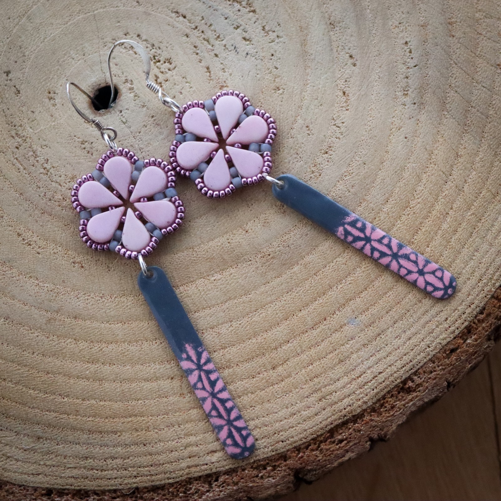 Poëtisch & Poederroze, oorbellen met kralenbloem en enamel hanger