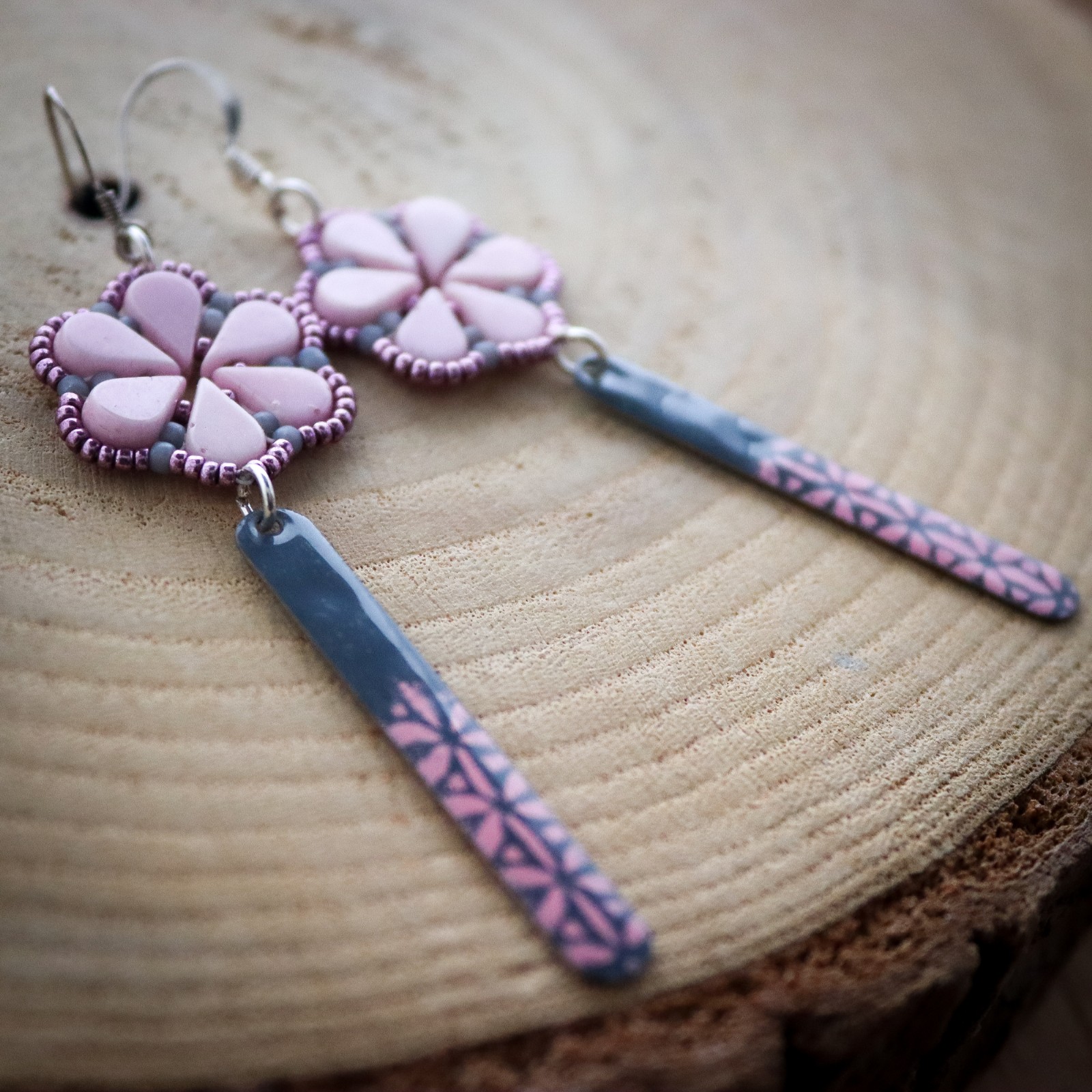 Poëtisch & Poederroze, oorbellen met kralenbloem en enamel hanger