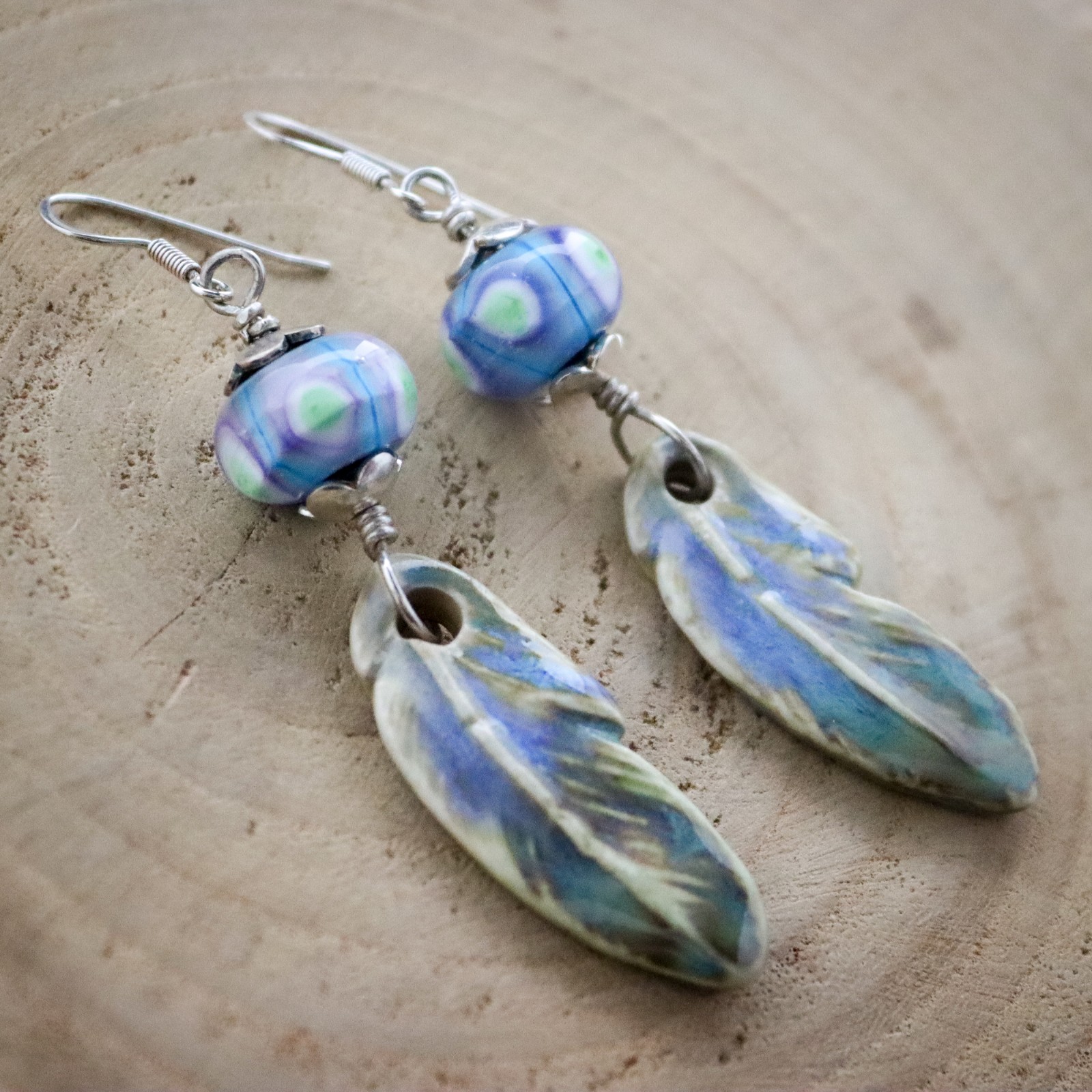 Rust & Spiritueel, veren oorbellen met lampwork glas en keramiek