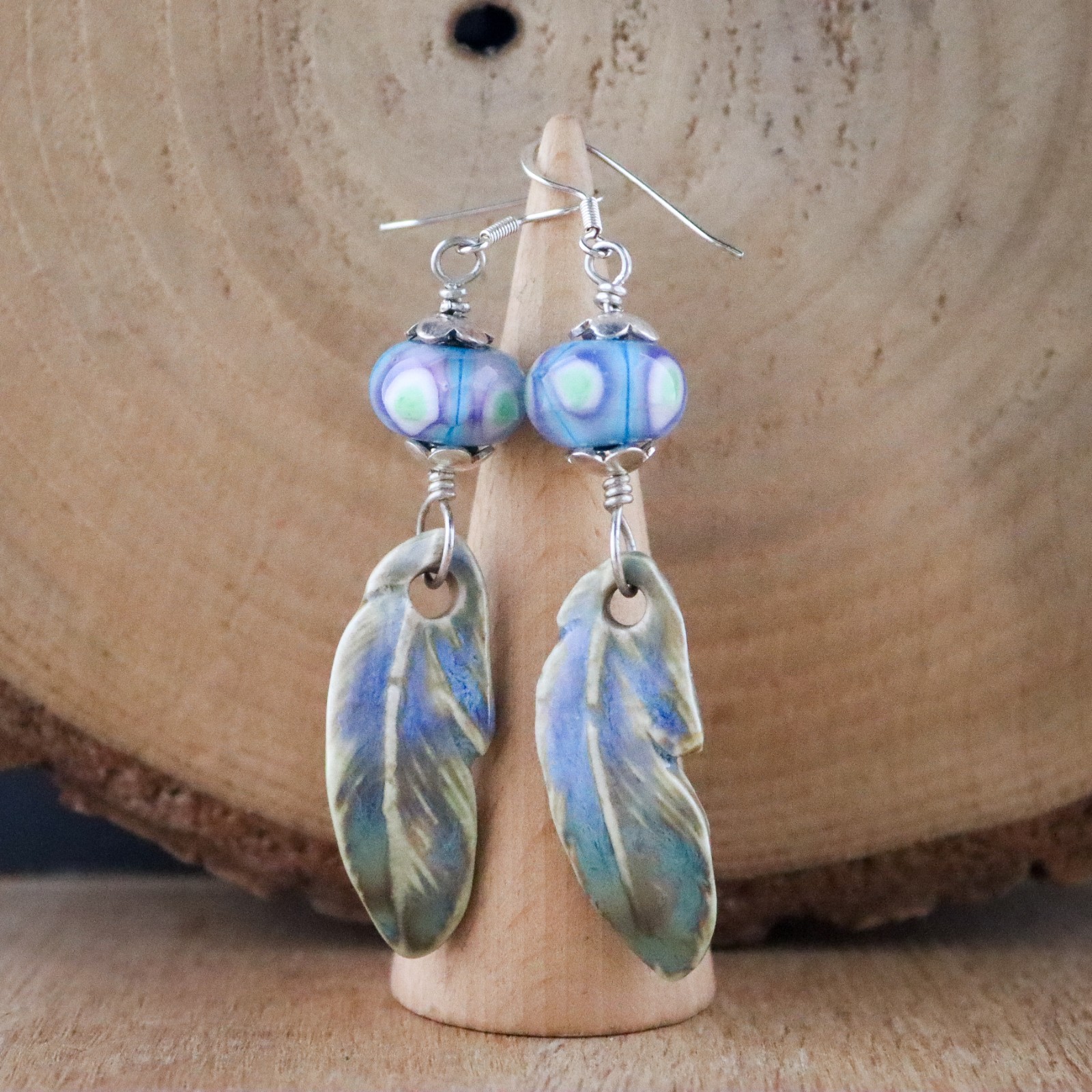 Rust & Spiritueel, veren oorbellen met lampwork glas en keramiek