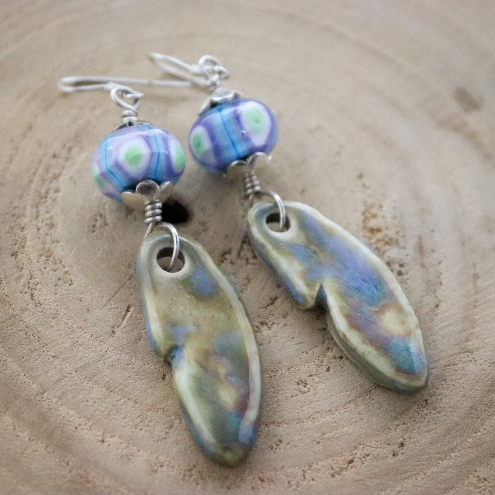 Rust & Spiritueel, veren oorbellen met lampwork glas en keramiek