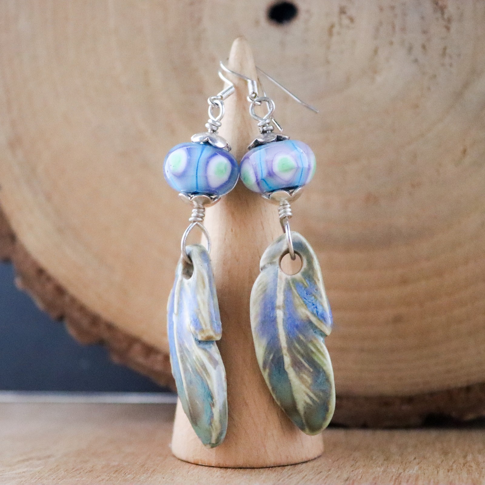 Rust & Spiritueel, veren oorbellen met lampwork glas en keramiek