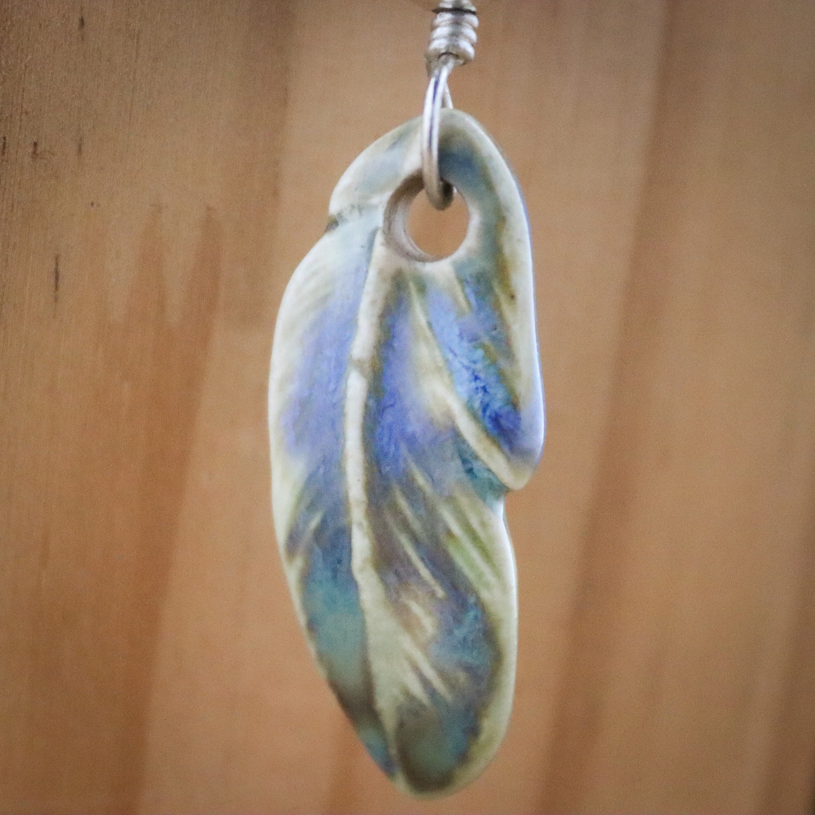 Rust & Spiritueel, veren oorbellen met lampwork glas en keramiek