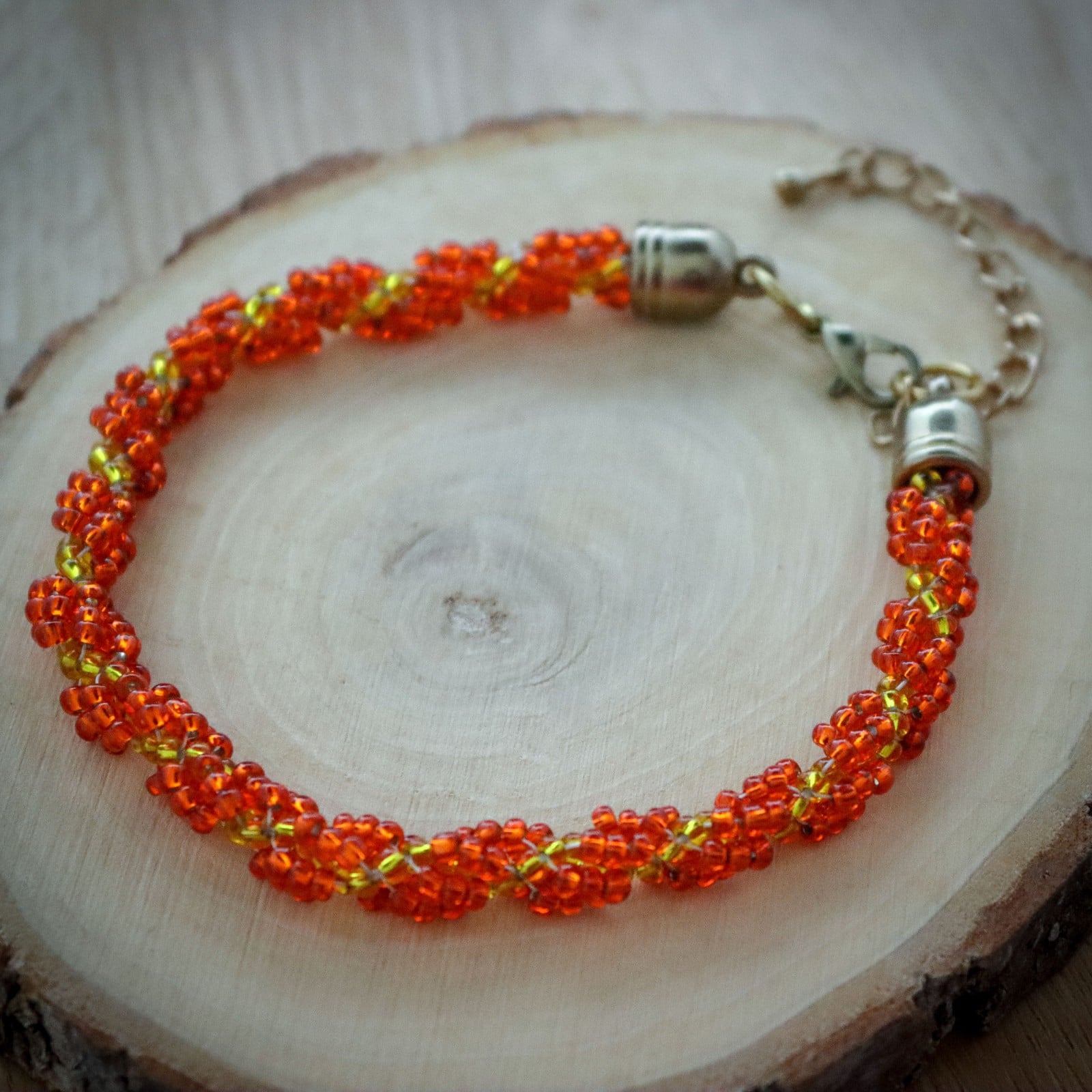 Sinaasappel & Zonlicht, handgeweven spiraal armband