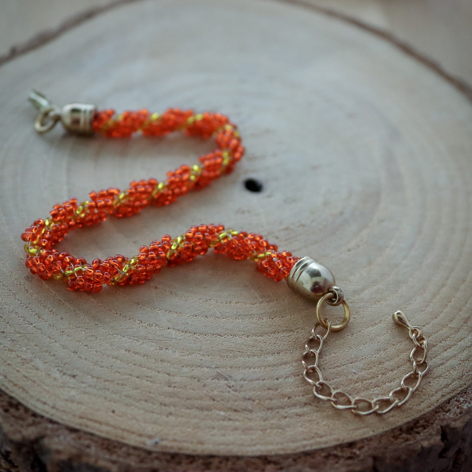 Sinaasappel & Zonlicht, handgeweven spiraal armband