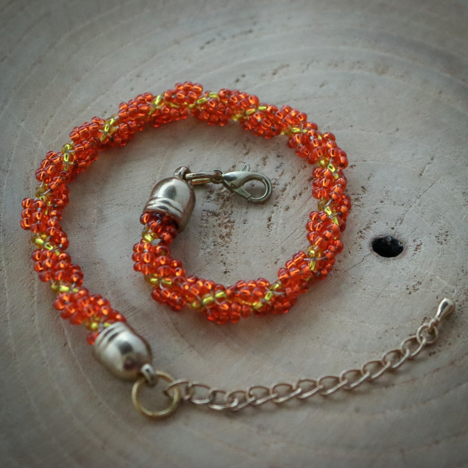 Sinaasappel & Zonlicht, handgeweven spiraal armband