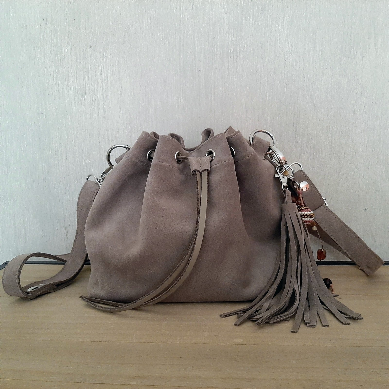 Suede buideltas, bucketbag, gemaakt van een restant suede leer met bijpassende Bagcharm