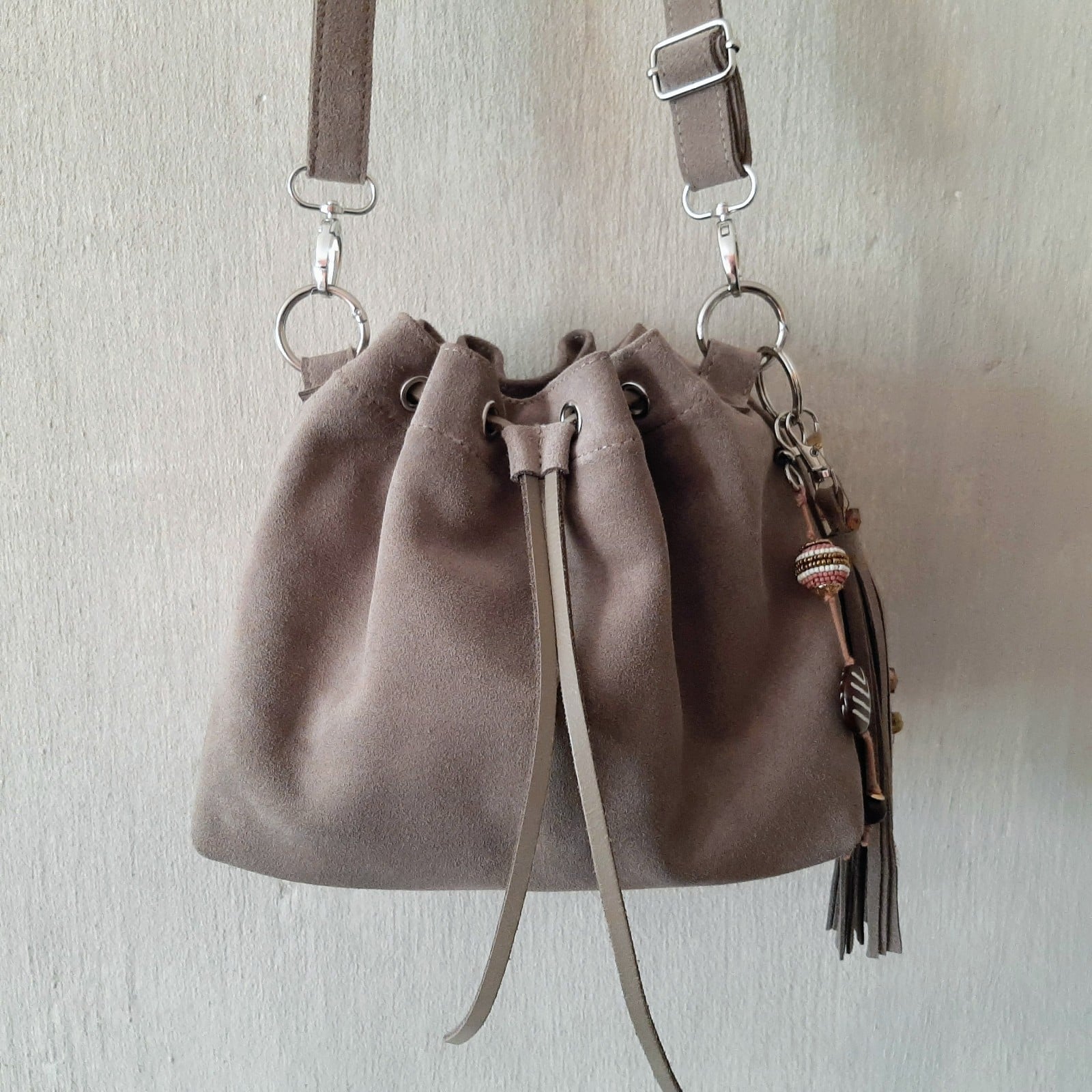 Suede buideltas, bucketbag, gemaakt van een restant suede leer met bijpassende Bagcharm