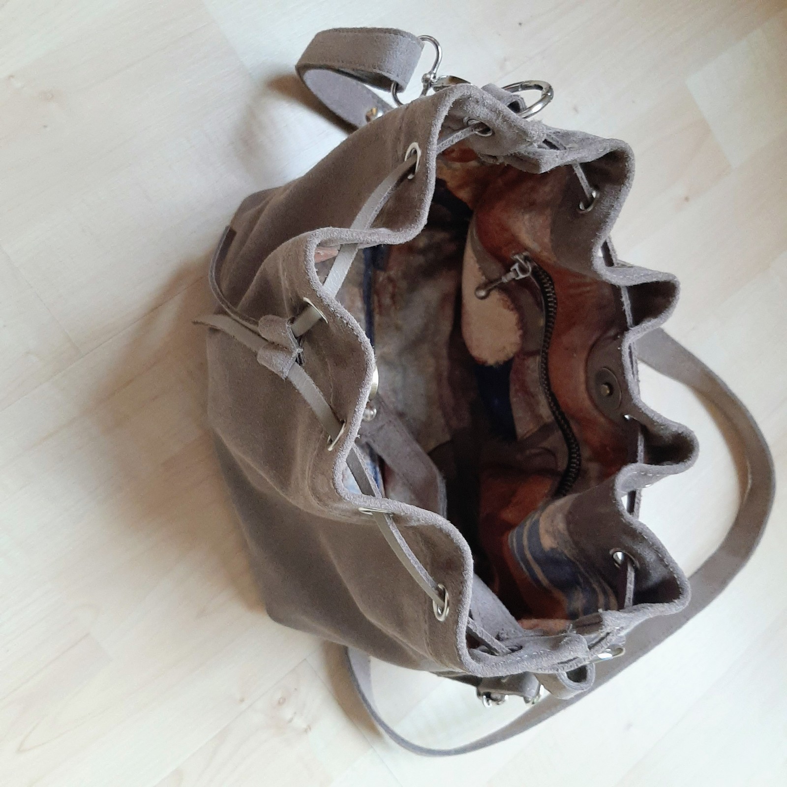 Suede buideltas, bucketbag, gemaakt van een restant suede leer met bijpassende Bagcharm