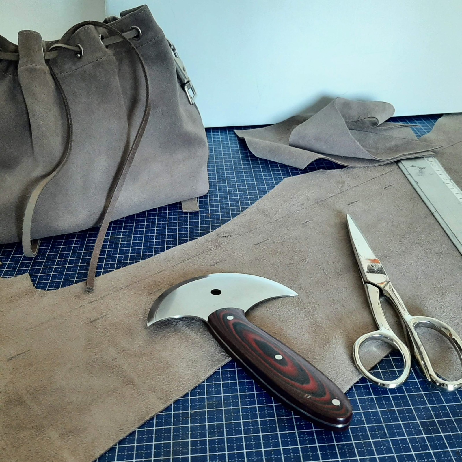 Suede buideltas, bucketbag, gemaakt van een restant suede leer met bijpassende Bagcharm