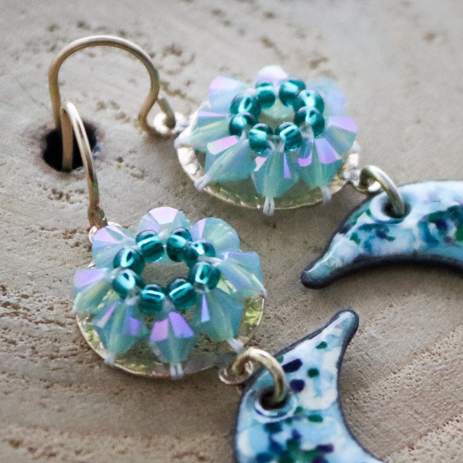 Zomerlucht & Ocean folk, lange dolfijn oorbellen met kristalaccent