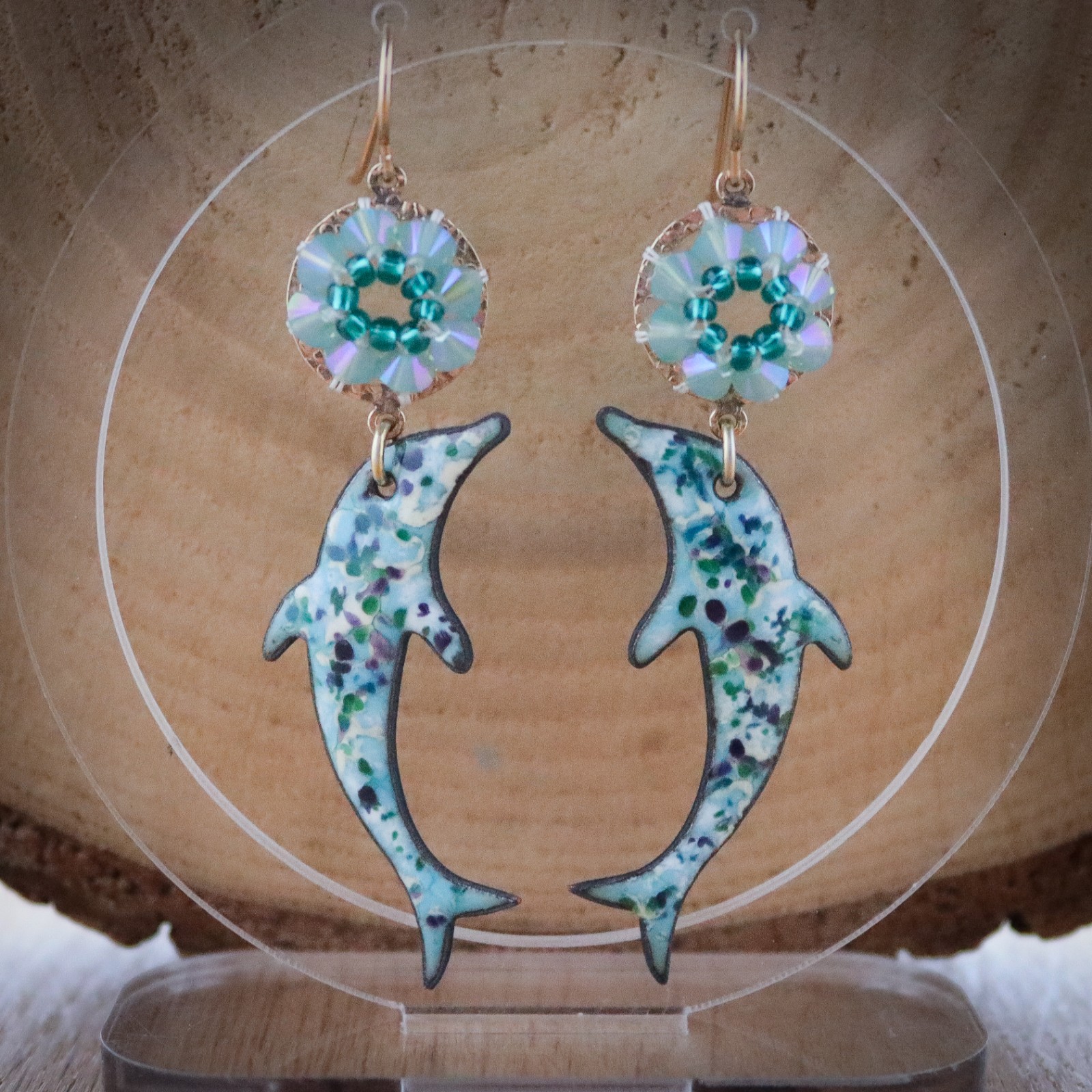 Zomerlucht & Ocean folk, lange dolfijn oorbellen met kristalaccent