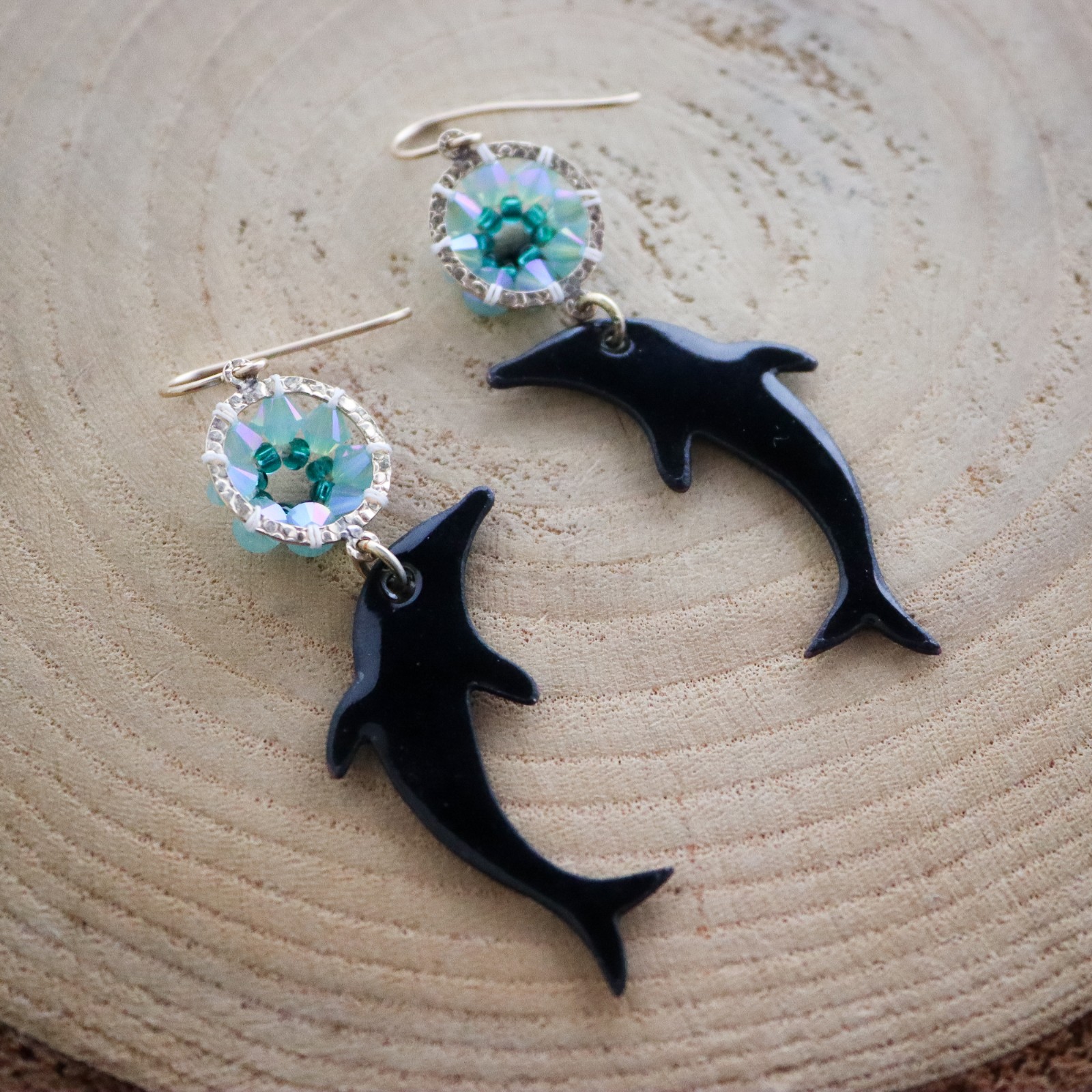 Zomerlucht & Ocean folk, lange dolfijn oorbellen met kristalaccent