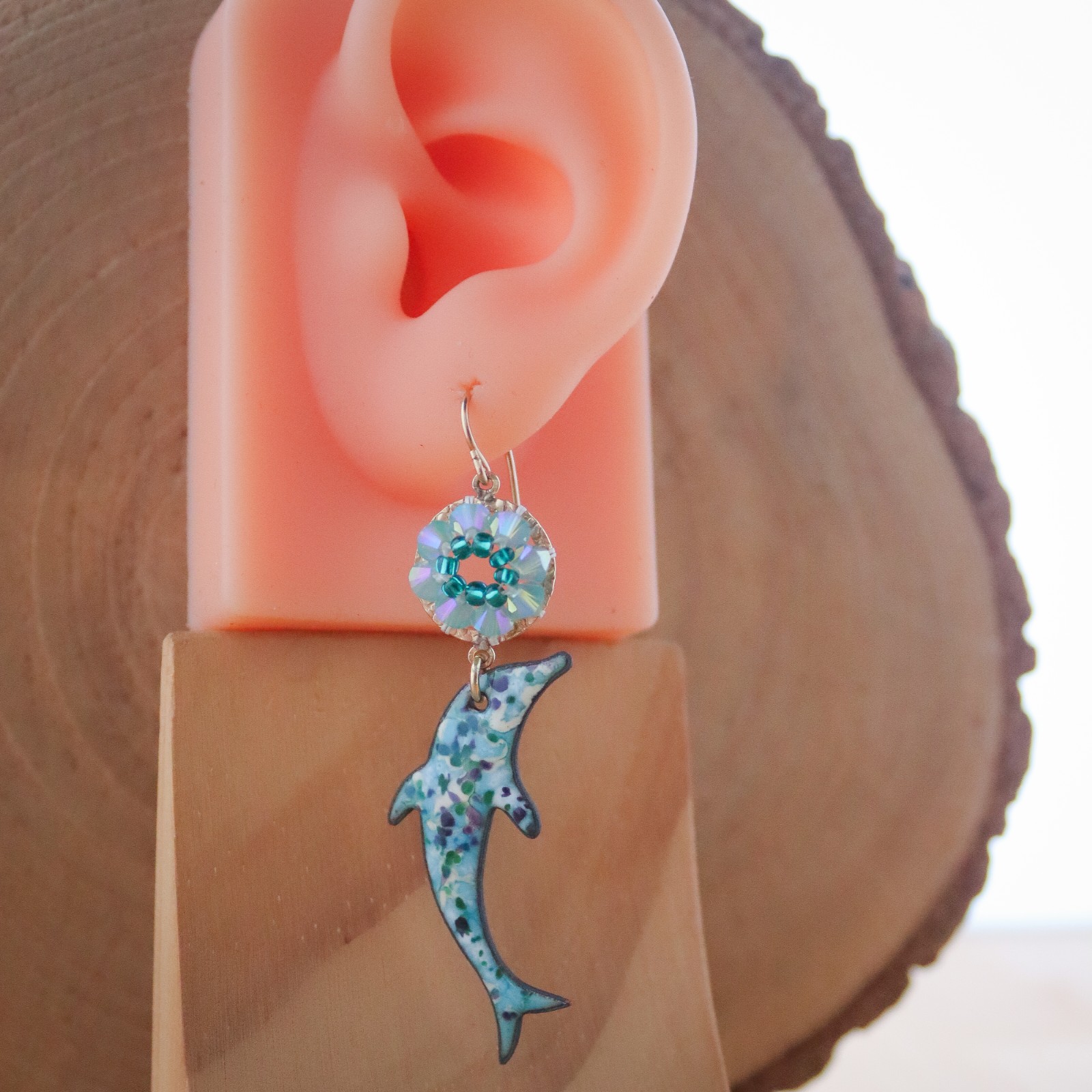 Zomerlucht & Ocean folk, lange dolfijn oorbellen met kristalaccent