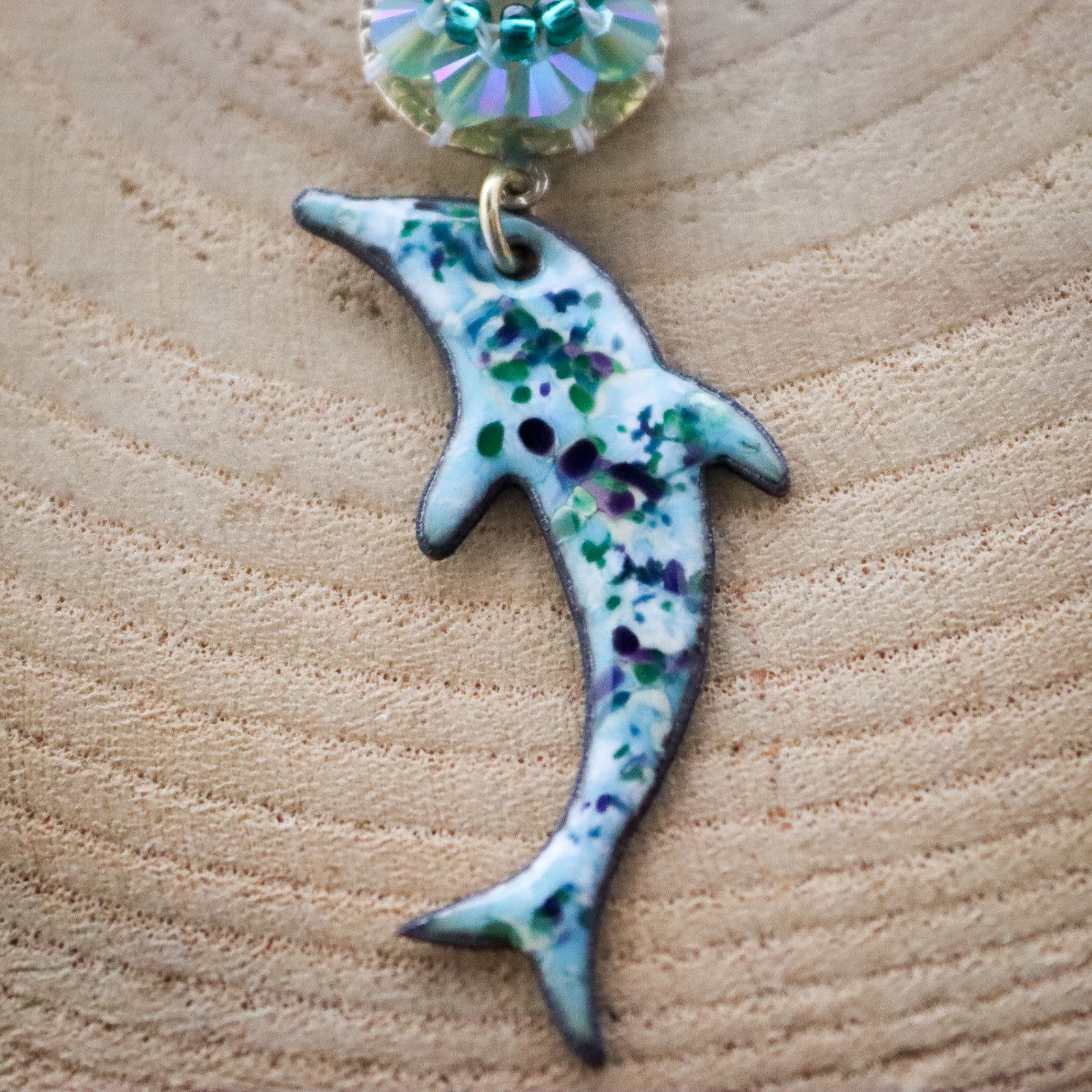 Zomerlucht & Ocean folk, lange dolfijn oorbellen met kristalaccent