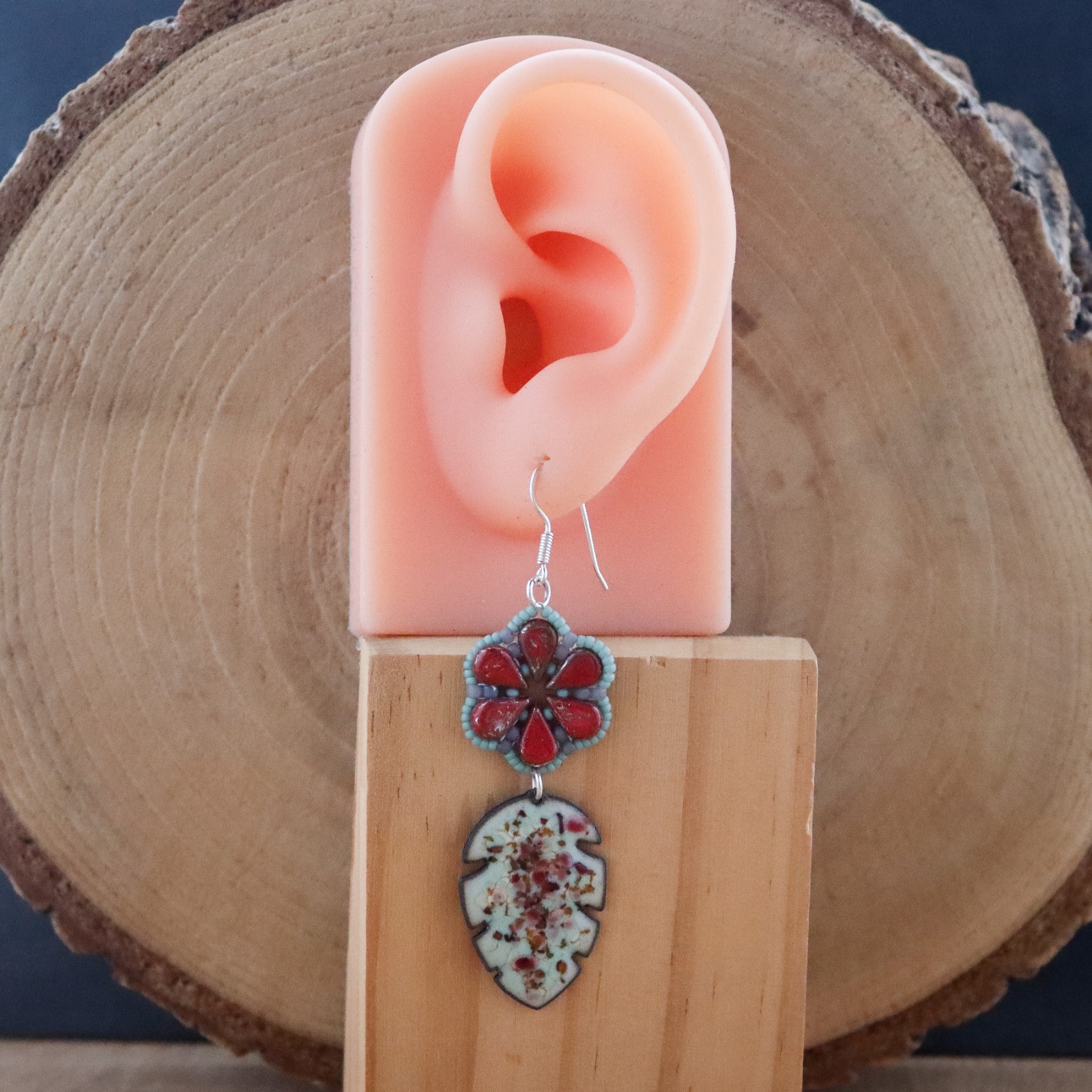 Botanish & Romantisch, folk oorbellen met enamel bladeren