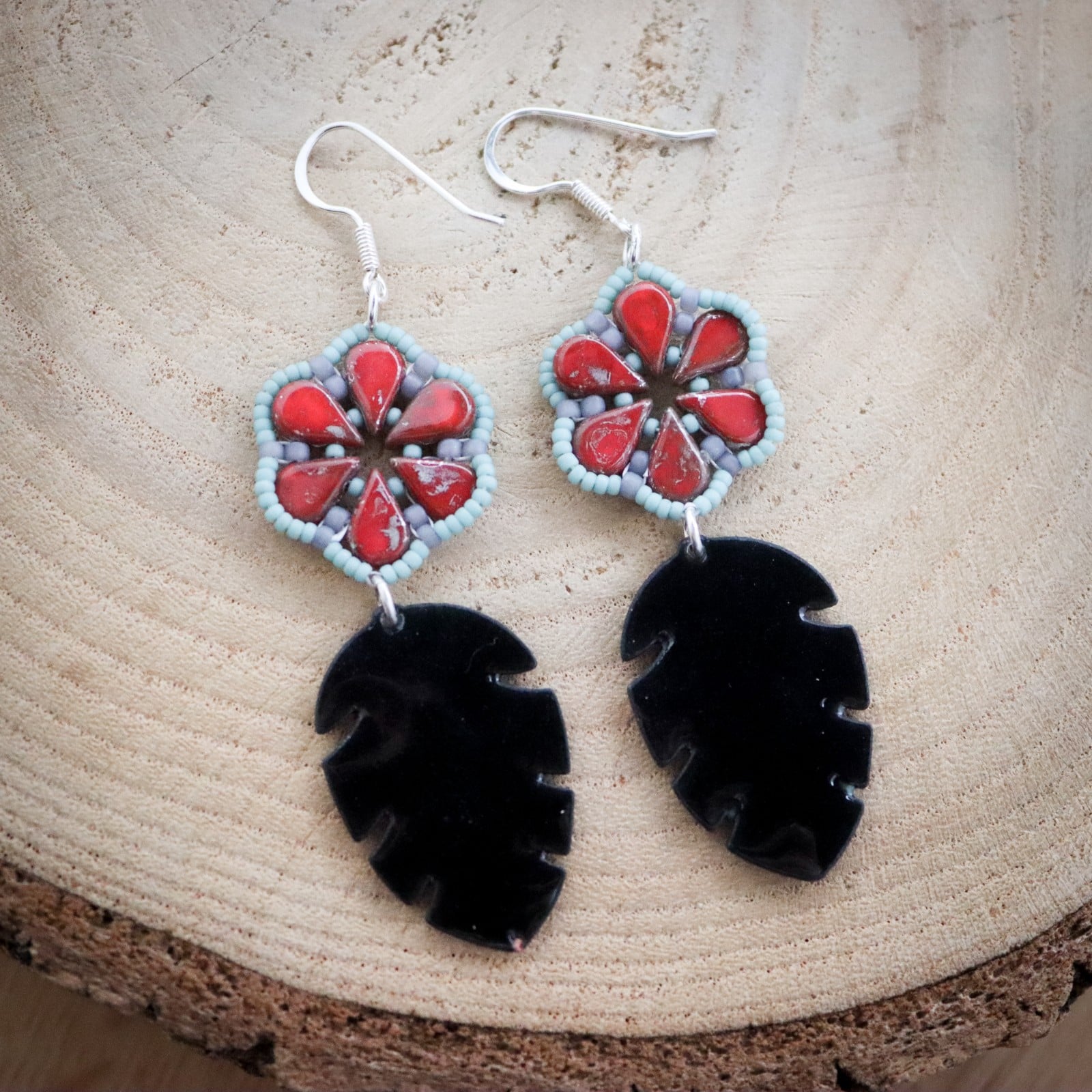 Botanish & Romantisch, folk oorbellen met enamel bladeren
