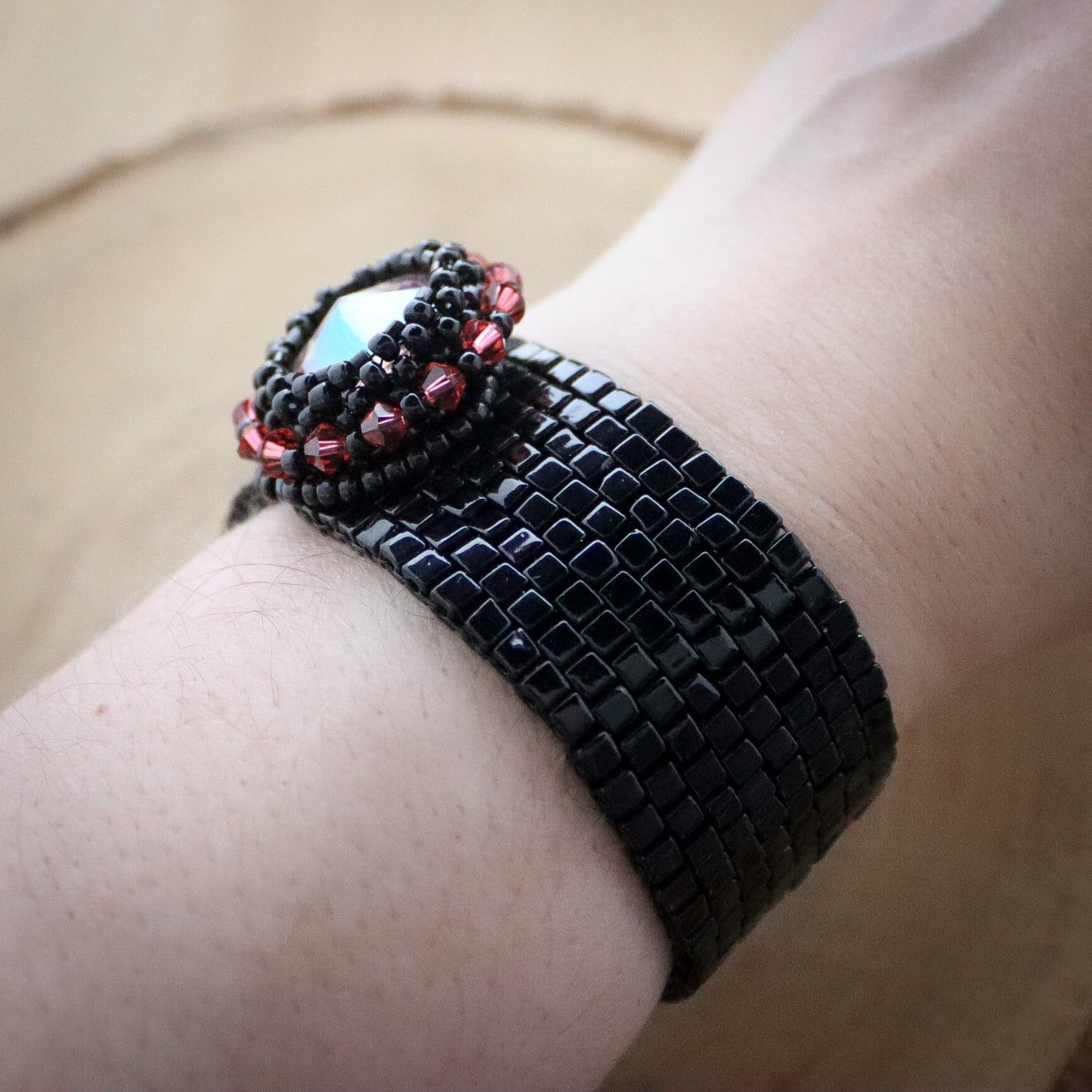 Donker & Dramatisch, handgemaakte armband met Swarovski kristal