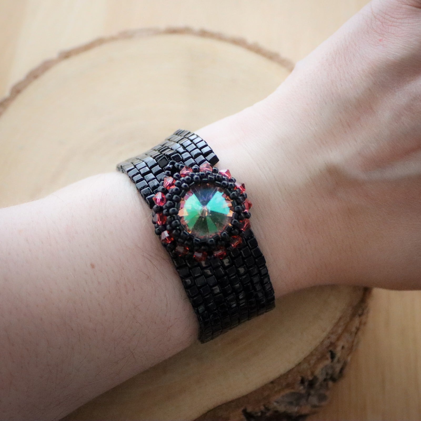 Donker & Dramatisch, handgemaakte armband met Swarovski kristal
