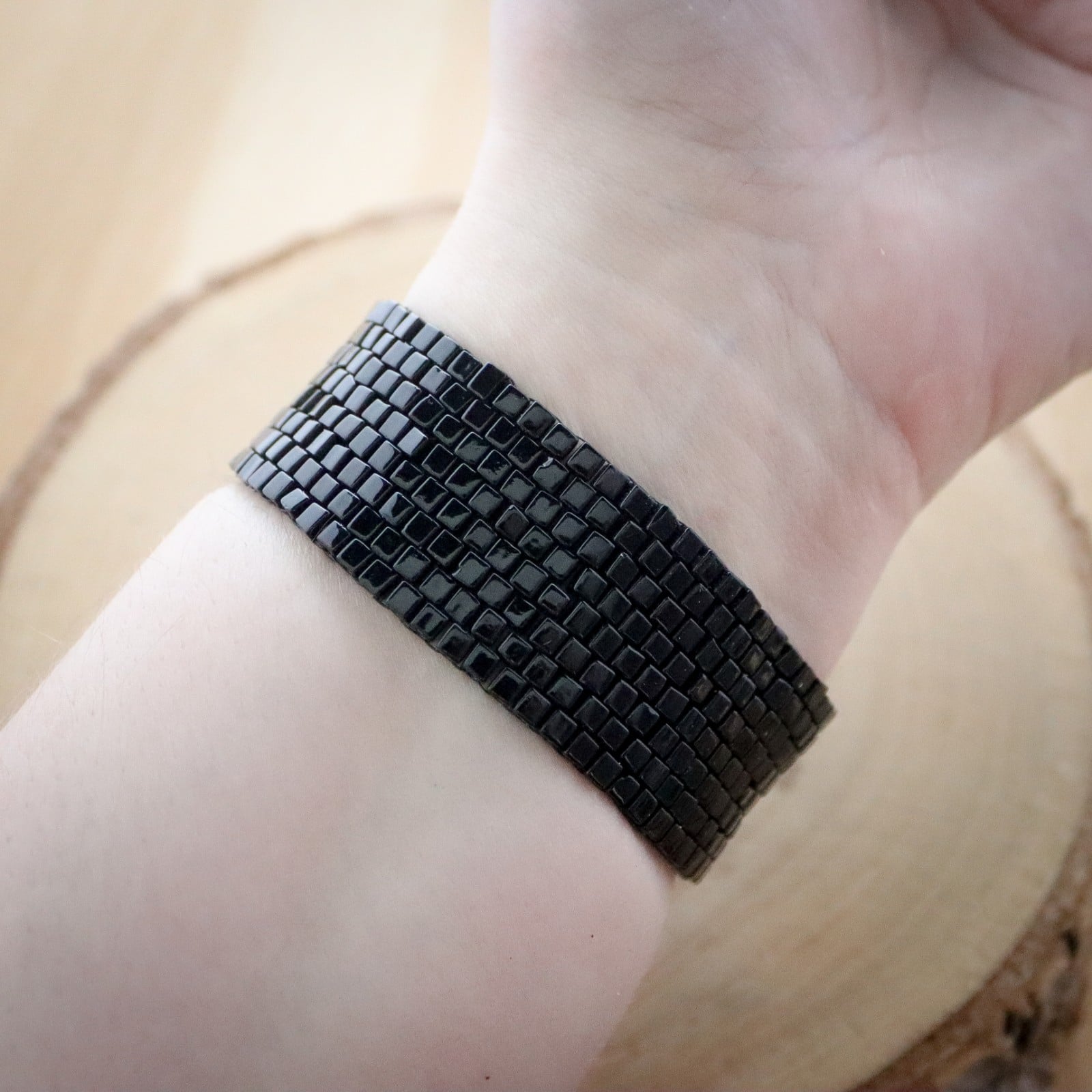 Donker & Dramatisch, handgemaakte armband met Swarovski kristal