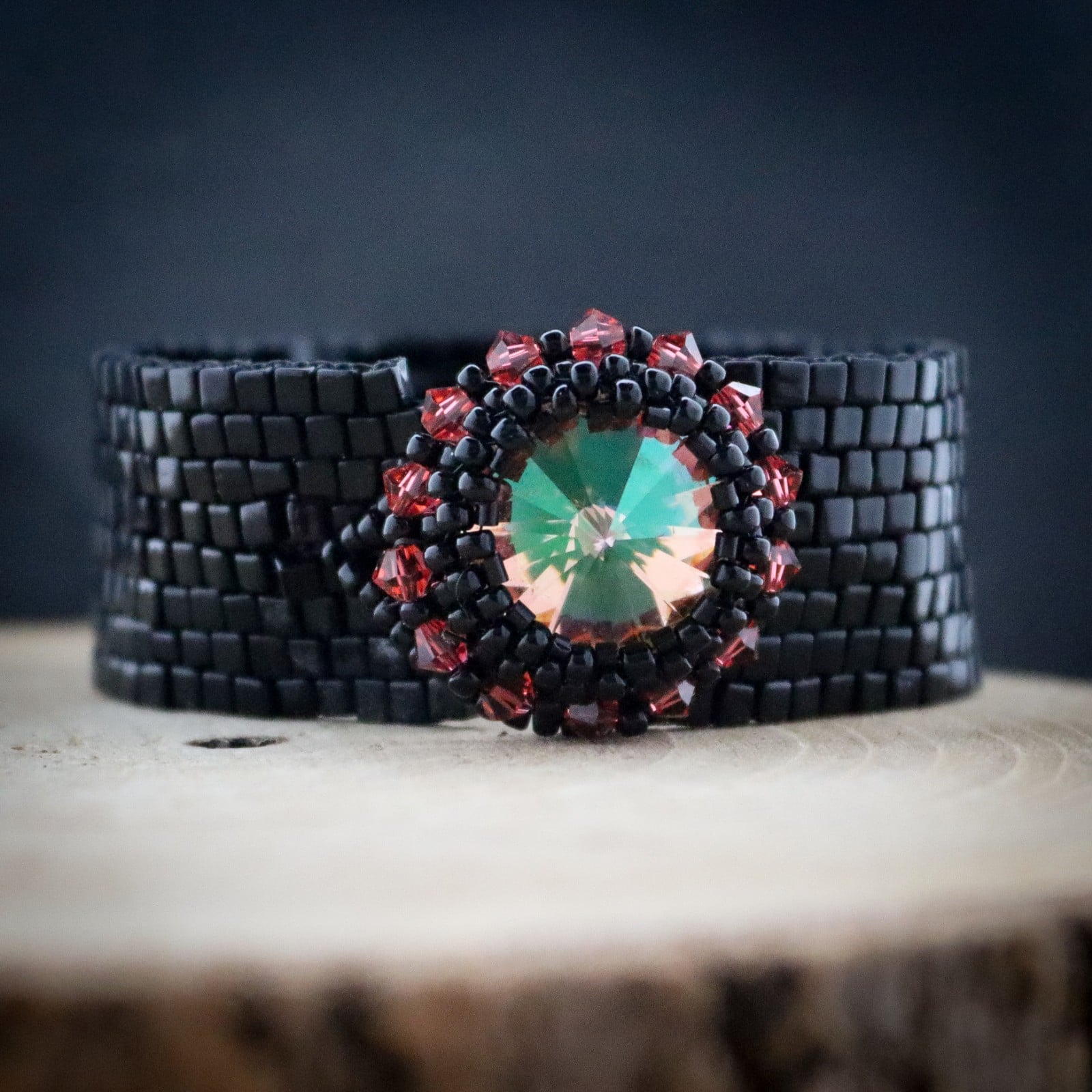 Donker & Dramatisch, handgemaakte armband met Swarovski kristal