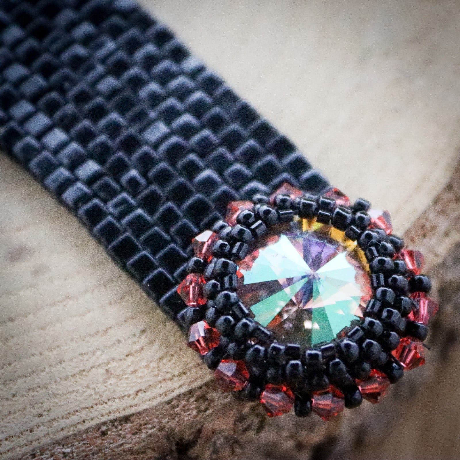 Donker & Dramatisch, handgemaakte armband met Swarovski kristal