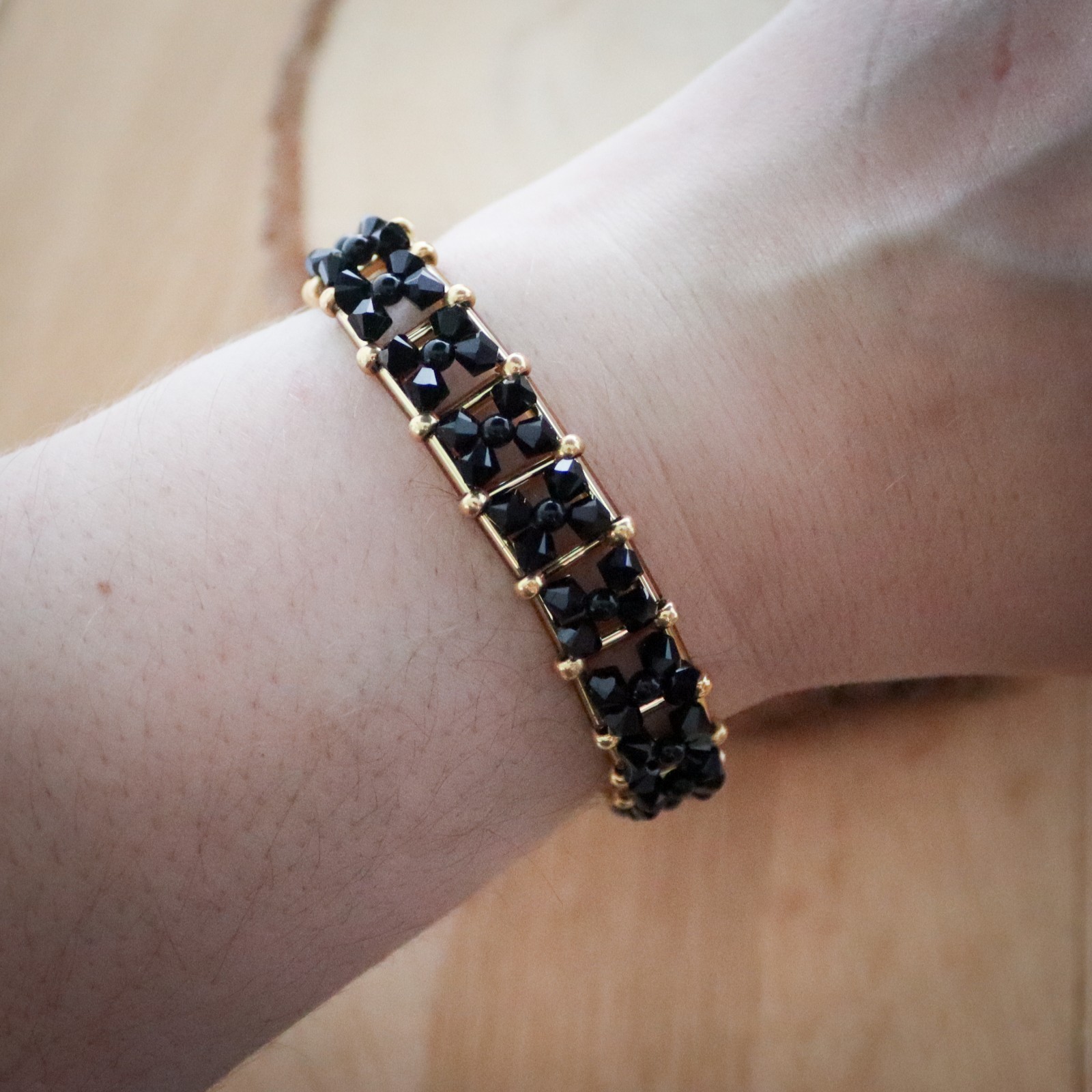 Gouden schaduw & Maanlicht, statement armband met glas kristallen