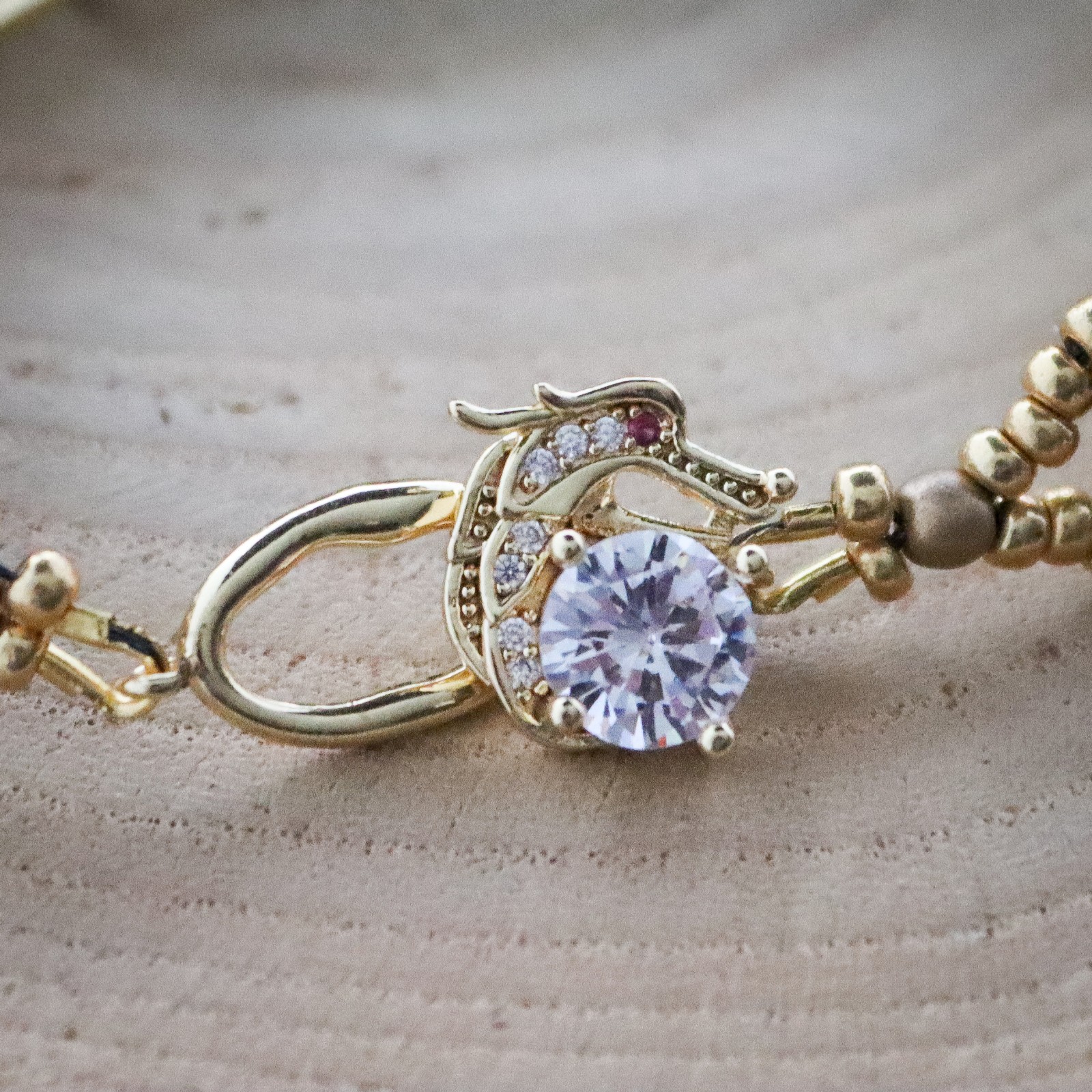 Gouden schaduw & Maanlicht, statement armband met glas kristallen