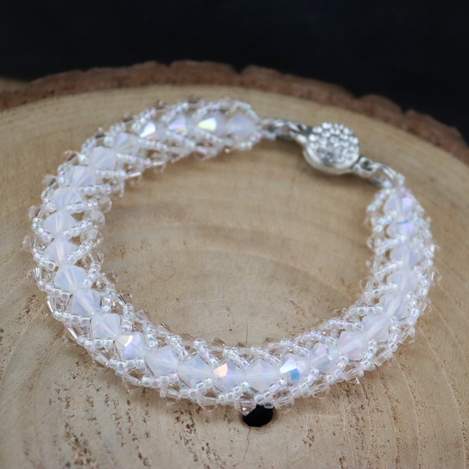 Romantisch & Tijdloos, handgemaakte bridal armband met Swarovski bicones