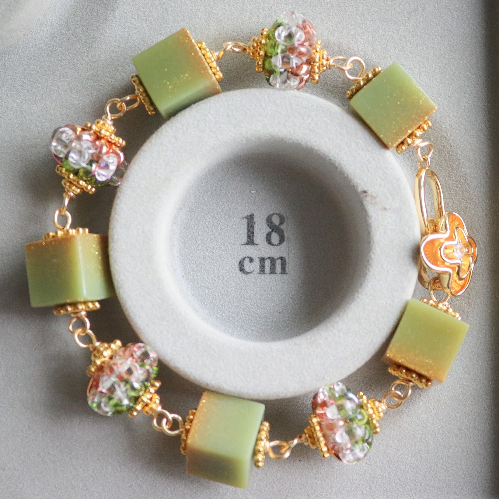 Zachtgroen & Cottagecore, wire wrapped armband met giethars en gekraalde kralen