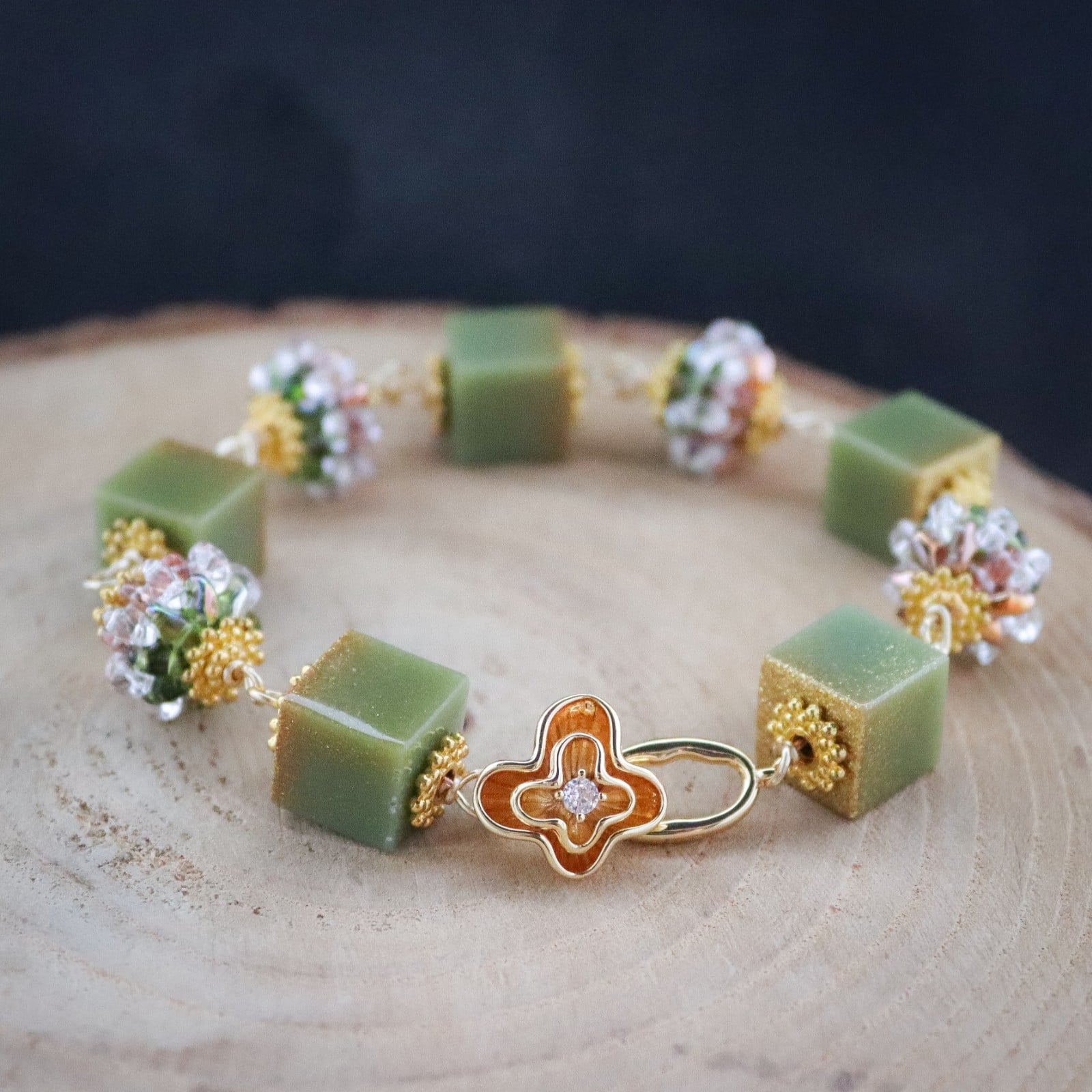 Zachtgroen & Cottagecore, wire wrapped armband met giethars en gekraalde kralen