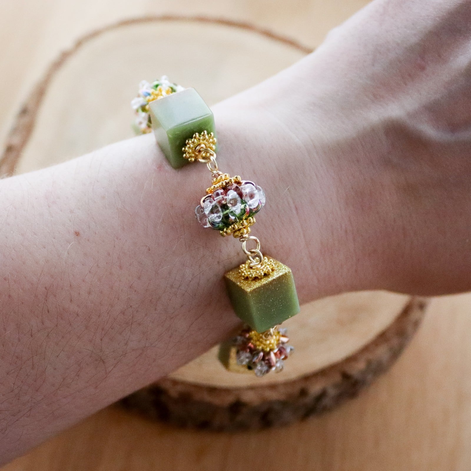 Zachtgroen & Cottagecore, wire wrapped armband met giethars en gekraalde kralen