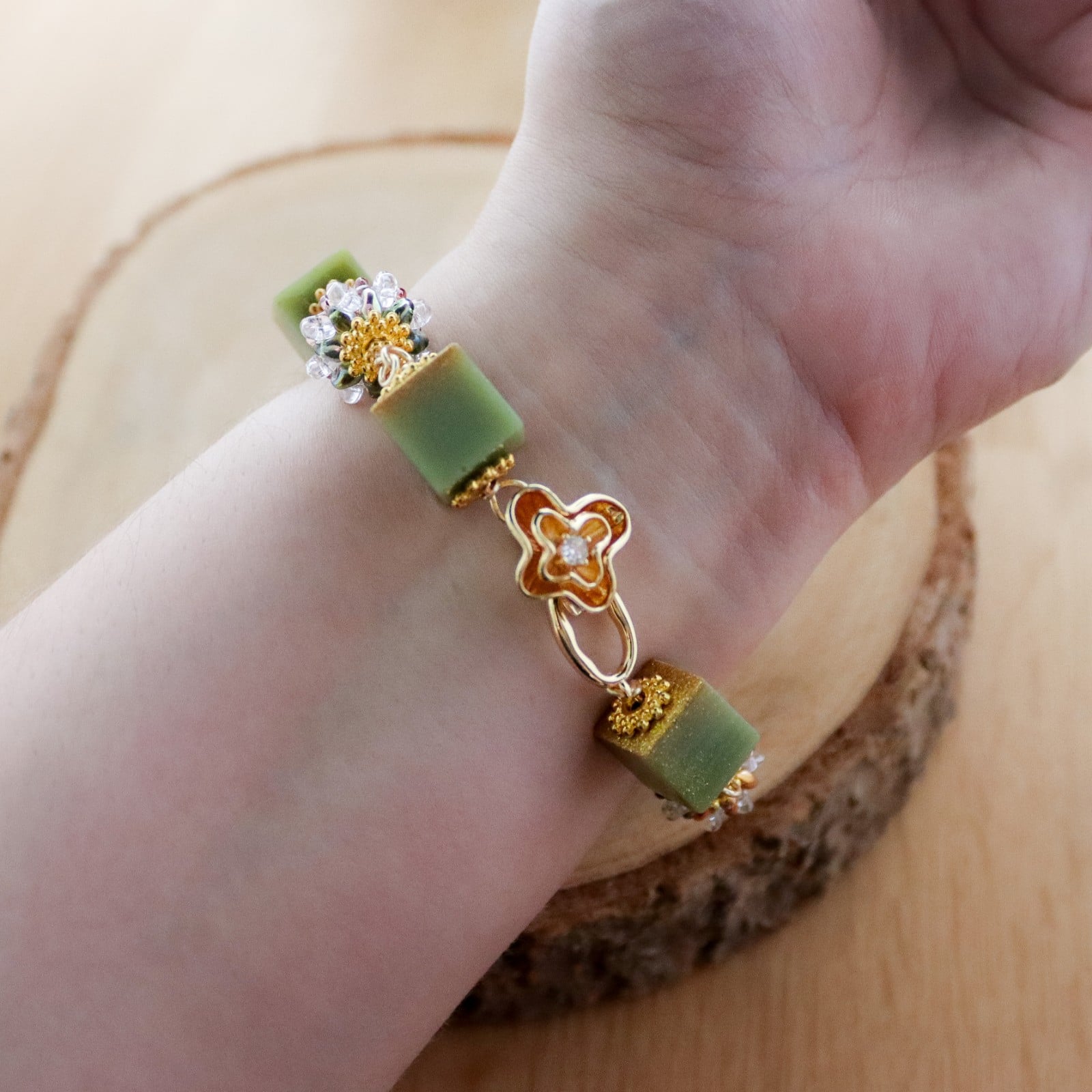 Zachtgroen & Cottagecore, wire wrapped armband met giethars en gekraalde kralen