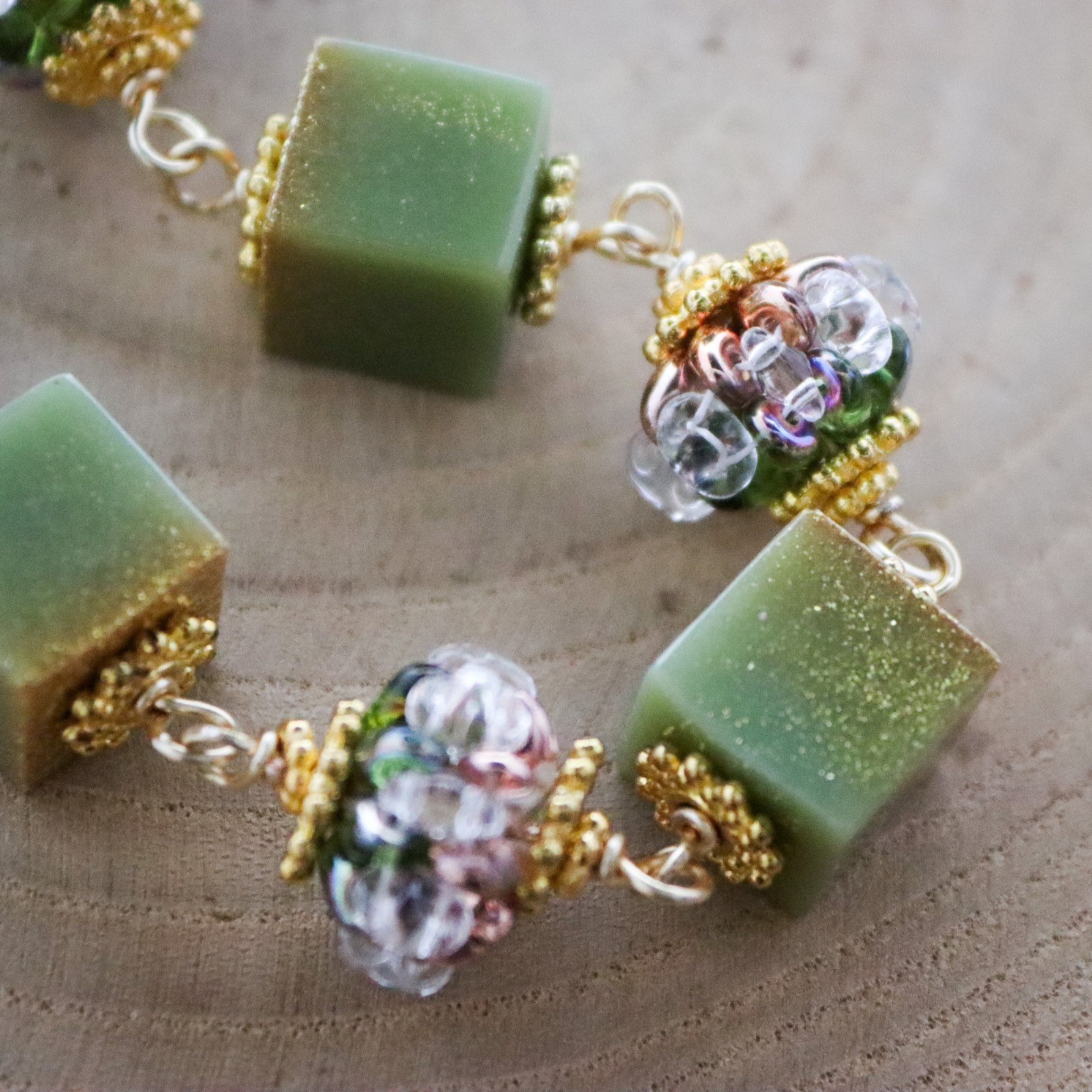 Zachtgroen & Cottagecore, wire wrapped armband met giethars en gekraalde kralen