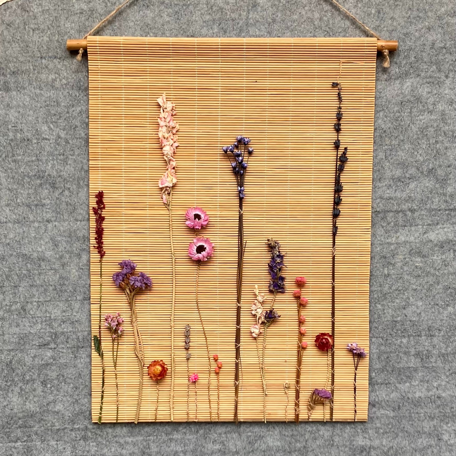 Bamboe Wandhanger met gedroogde bloemen - Botanische Bamboe Kunst - Boho Natuurlijk - Geperste Bloemen