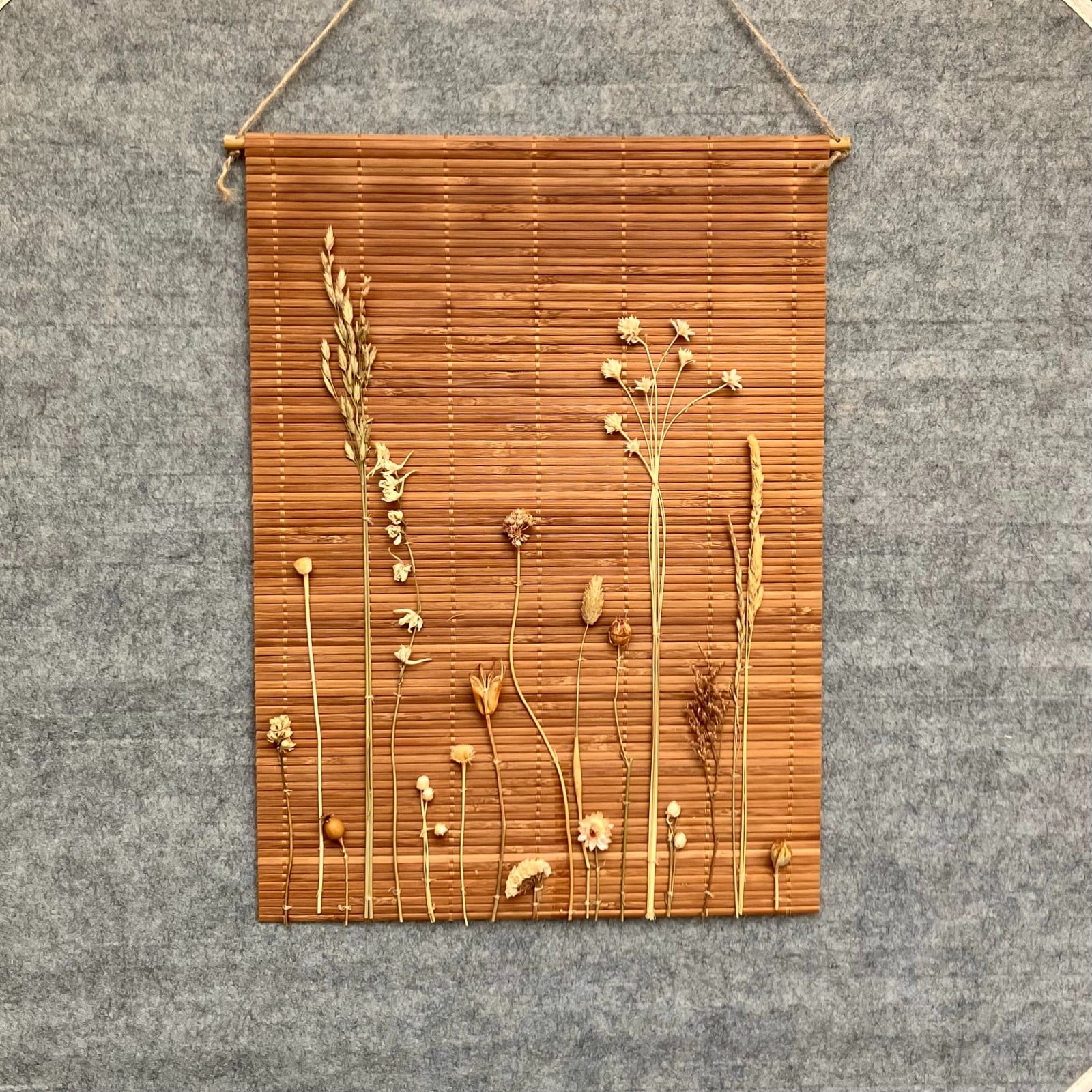 Bamboe Wandhanger naturel met gedroogde bloemen - Botanische Bamboe Kunst - Boho Natuurlijk - Geperste Bloemen
