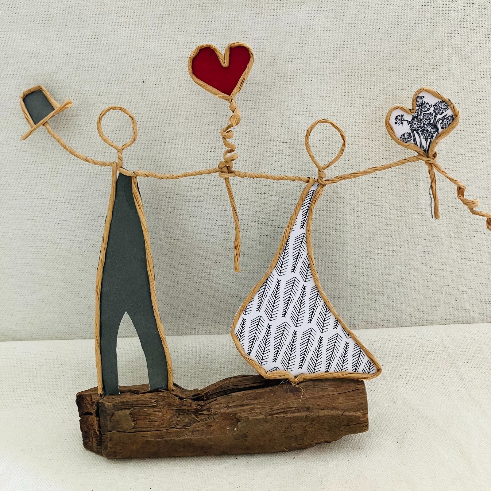 Bruidspaar, draadfiguur, draadwerk van ijzerdraad en papier op steigerhout