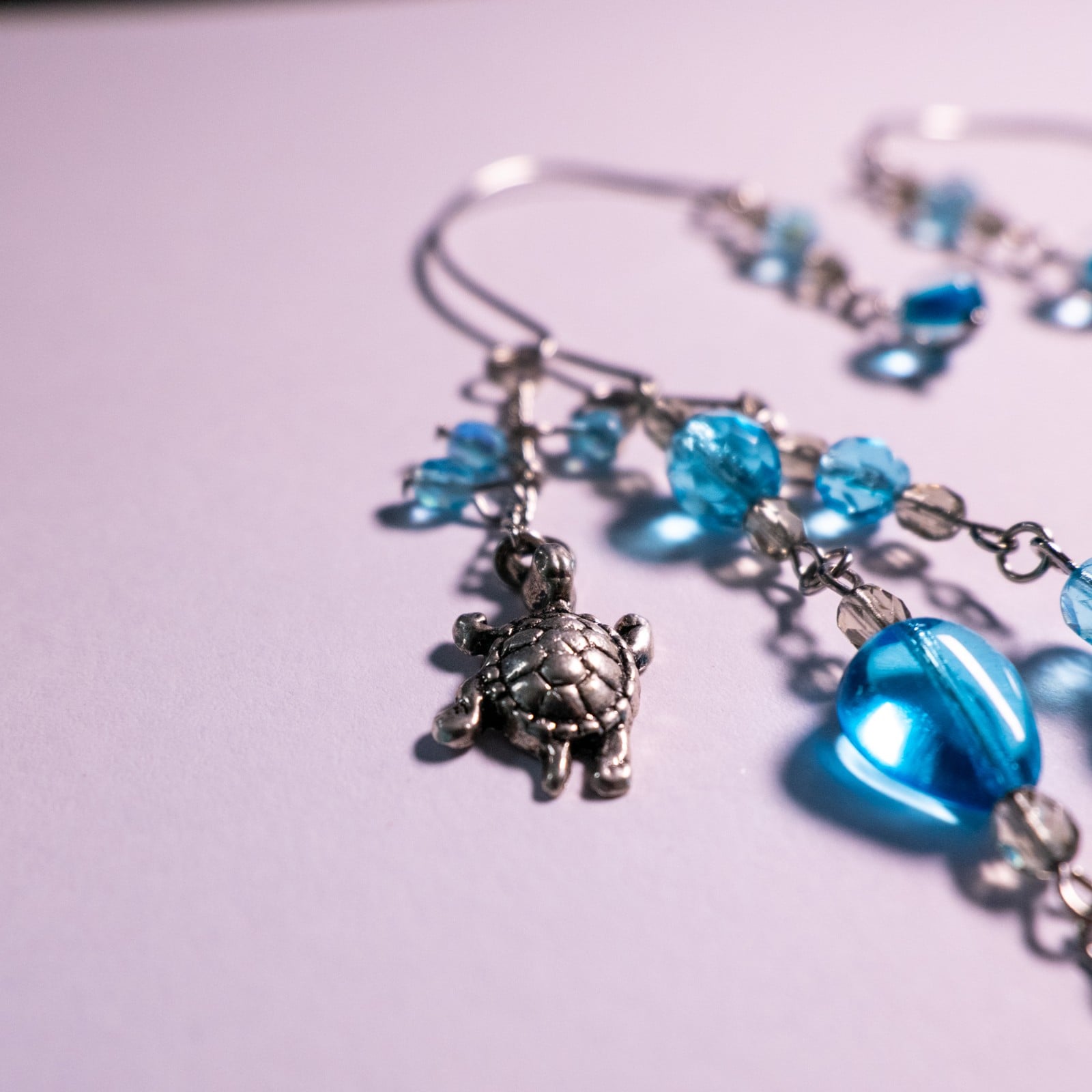Ear Cuffs Zeeleven | Handgemaakte oorhangers met blauwe glaskralen, s… - 132552 Ear Cuffs Zeeleven | Handgemaakte oorhangers met blauwe glaskralen, schildpad en zeepaardje | Draagbaar zonder gaatjes