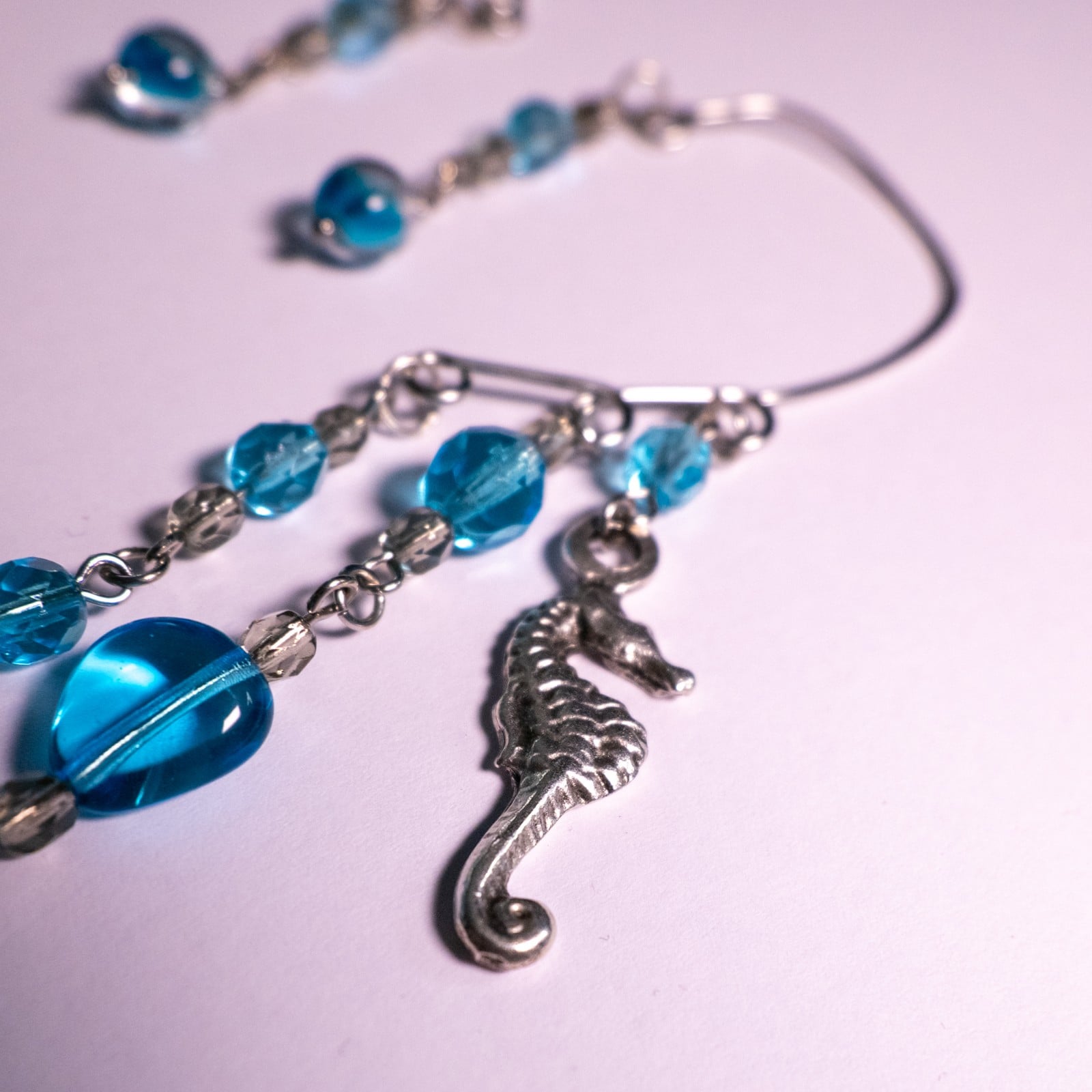 Ear Cuffs Zeeleven | Handgemaakte oorhangers met blauwe glaskralen, s… - 132554 Ear Cuffs Zeeleven | Handgemaakte oorhangers met blauwe glaskralen, schildpad en zeepaardje | Draagbaar zonder gaatjes