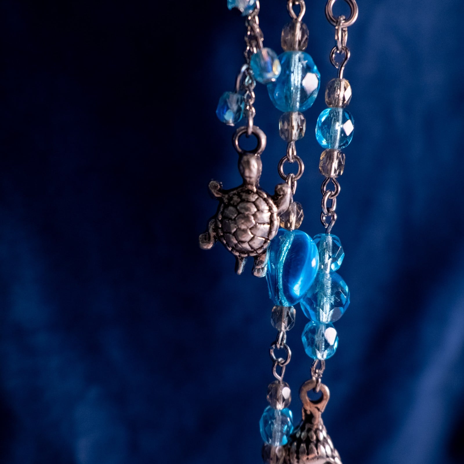 Ear Cuffs Zeeleven | Handgemaakte oorhangers met blauwe glaskralen, s… - 132555 Ear Cuffs Zeeleven | Handgemaakte oorhangers met blauwe glaskralen, schildpad en zeepaardje | Draagbaar zonder gaatjes