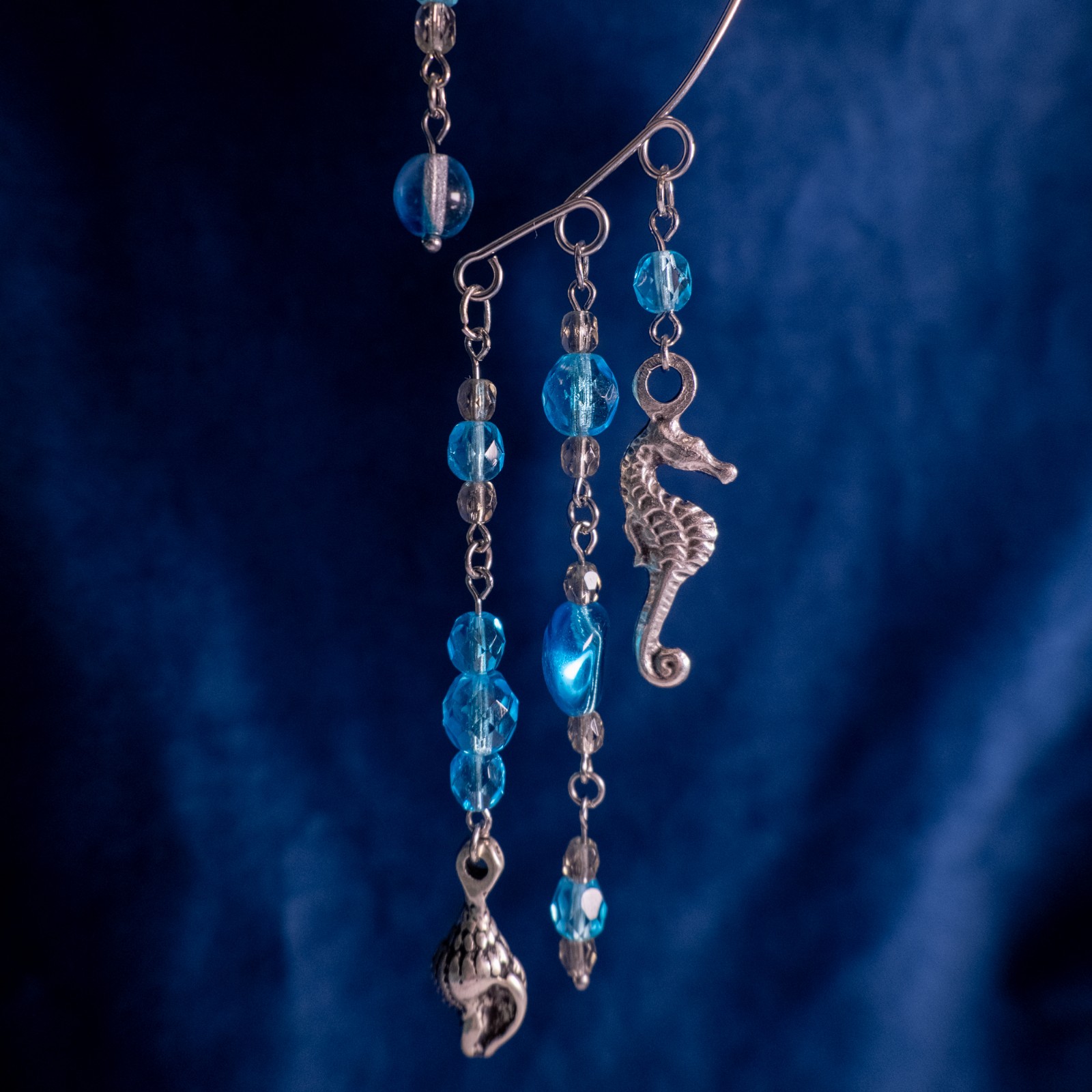 Ear Cuffs Zeeleven | Handgemaakte oorhangers met blauwe glaskralen, s… - 132557 Ear Cuffs Zeeleven | Handgemaakte oorhangers met blauwe glaskralen, schildpad en zeepaardje | Draagbaar zonder gaatjes