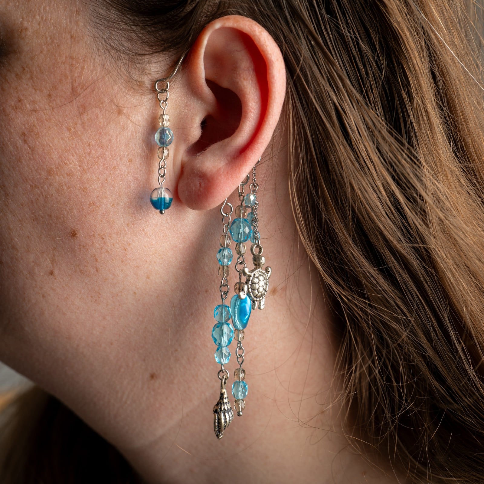 Ear Cuffs Zeeleven | Handgemaakte oorhangers met blauwe glaskralen, s… - 132558 Ear Cuffs Zeeleven | Handgemaakte oorhangers met blauwe glaskralen, schildpad en zeepaardje | Draagbaar zonder gaatjes