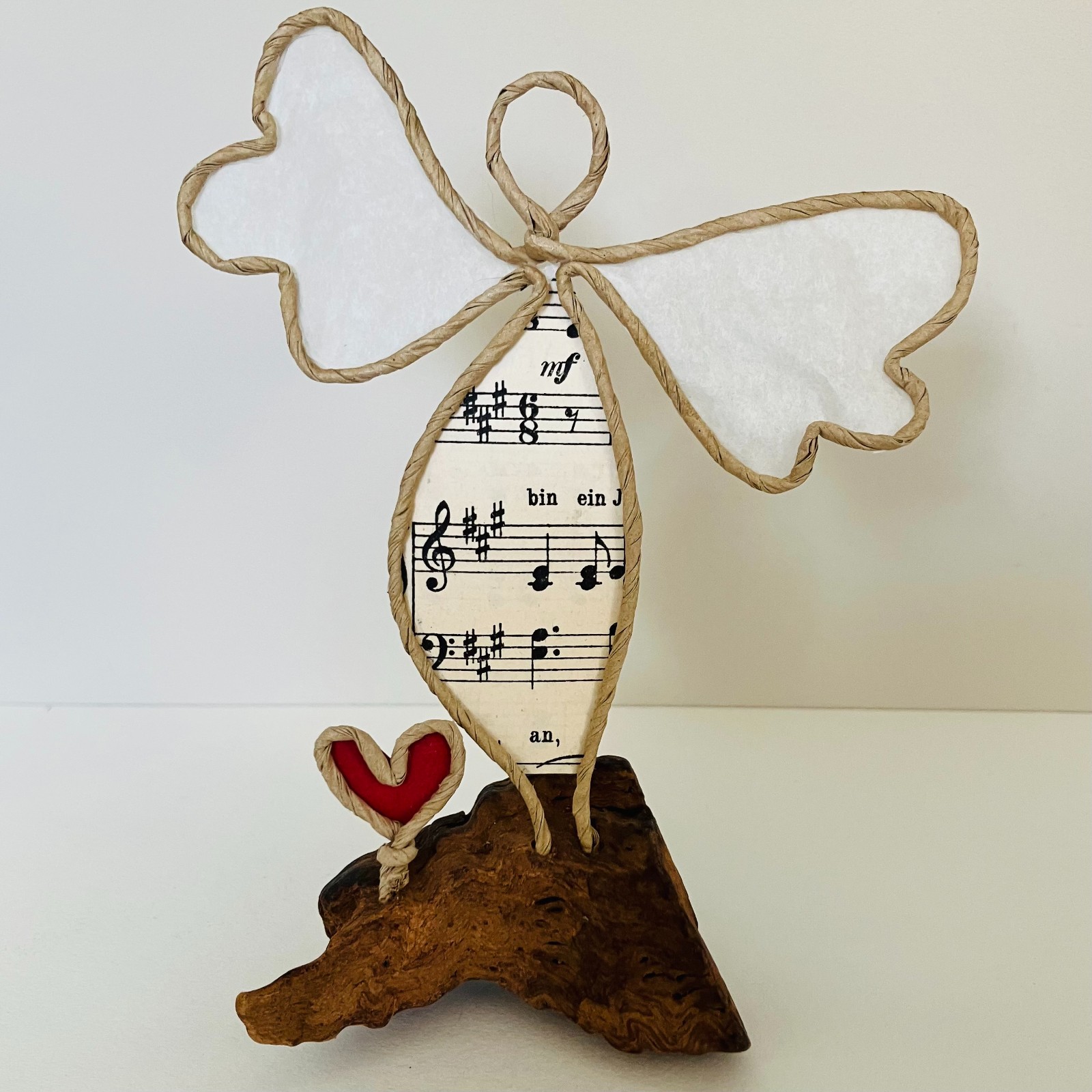 Engeltje, draadfiguur, draadwerk van ijzerdraad en papier op steigerhout