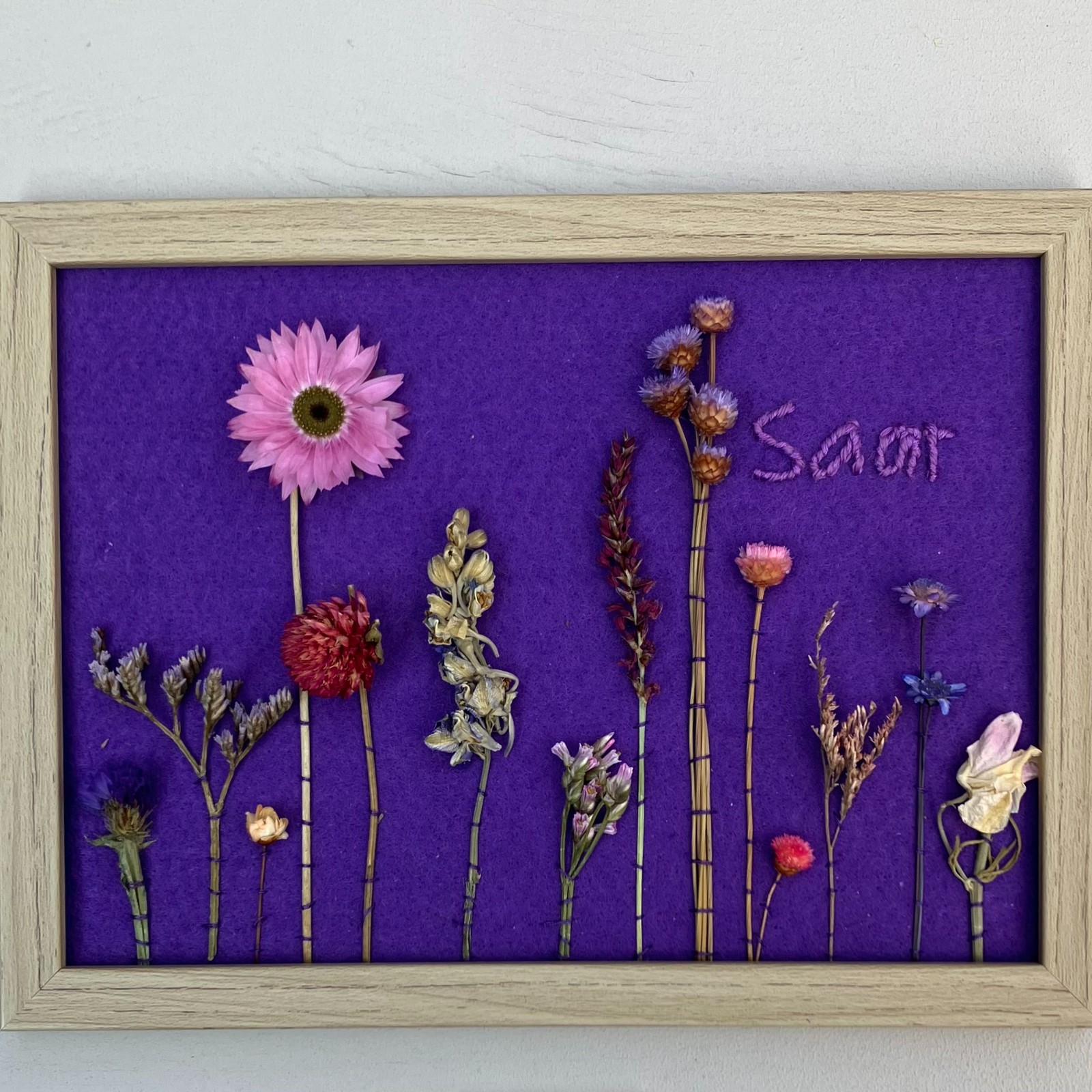Gepersonaliseerde handgemaakte botanische ingelijste kinderkamermuurkunst met echte droogbloemen - kraamcadeau op naam - natuurliefhebber