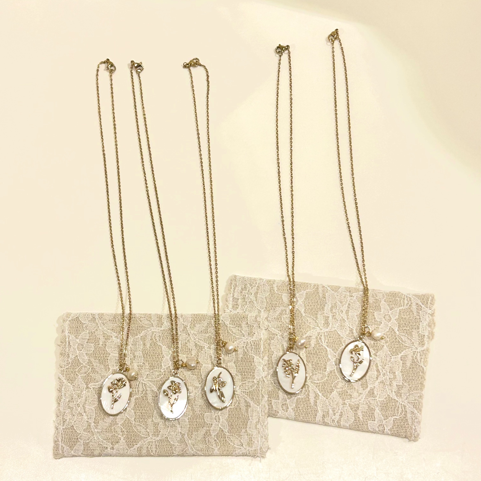 Gouden Bloemenhalsketting met Parel – Iris ✨