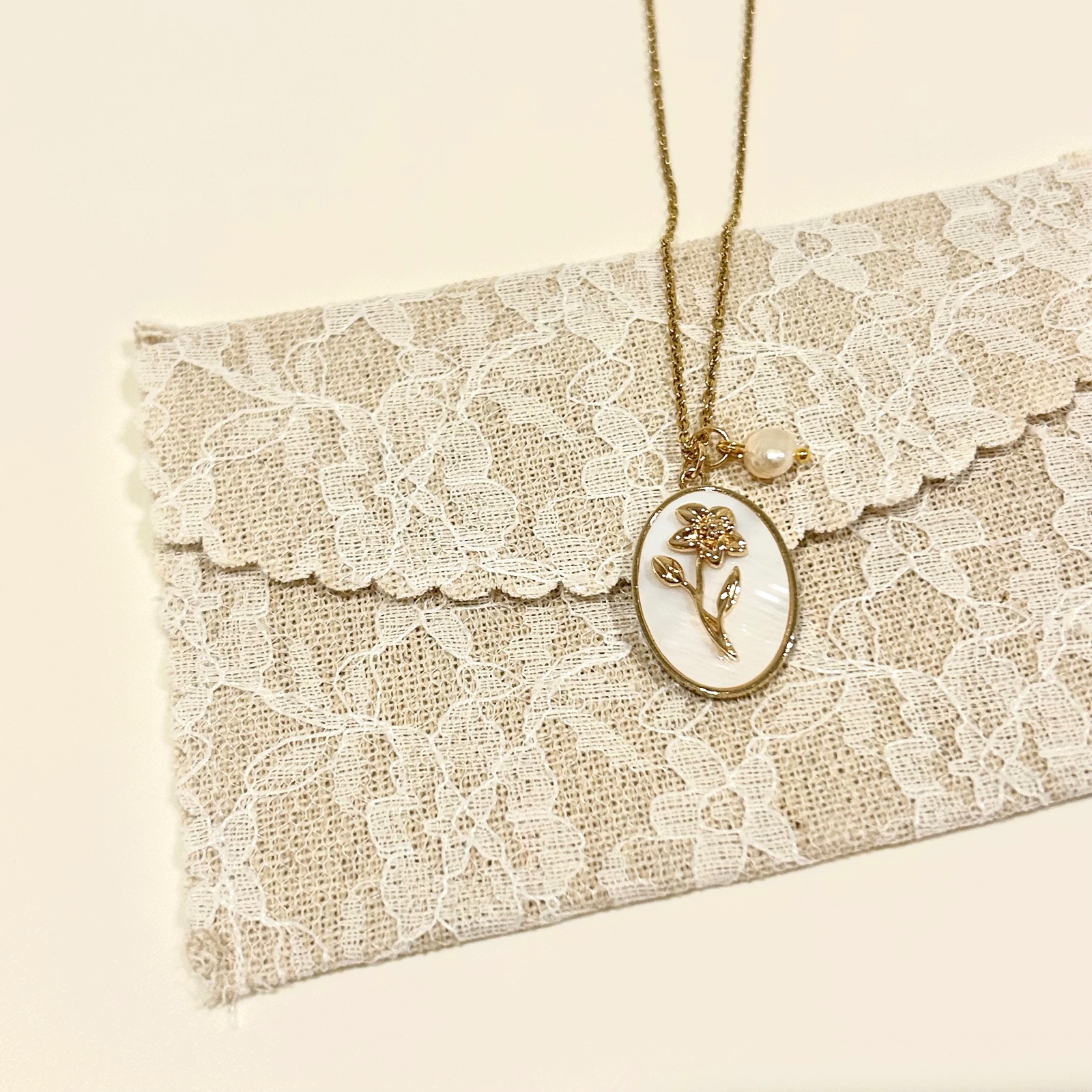 Golden Pearl Floral Necklace - Paperwhite ✨ - 131548 Gouden Bloemenhalsketting met Parel – Paperwhite ✨