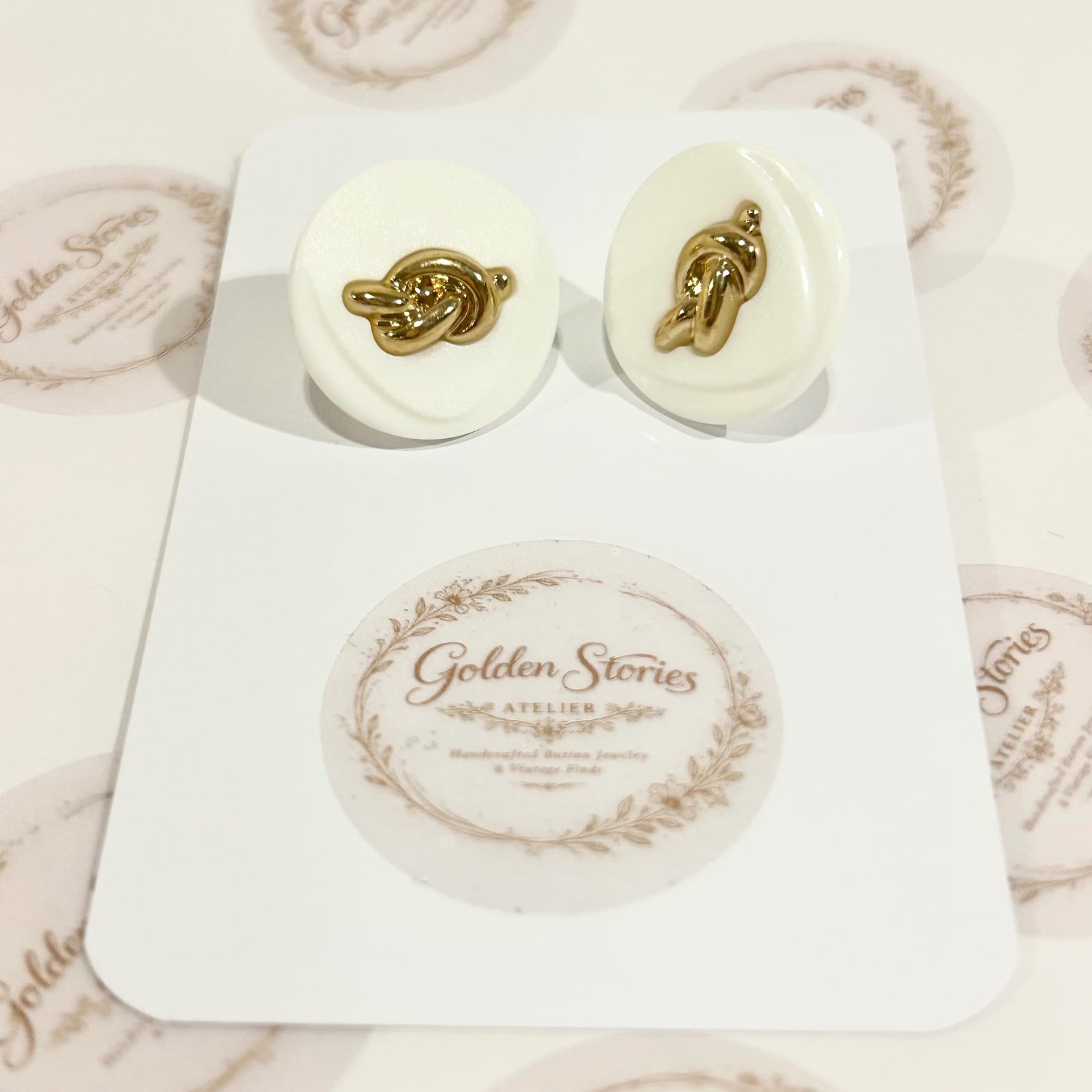 ✨ Ivory Knot Stud Earrings ✨ - 131336 ✨ Ivoorkleurige Knoop Oorknopjes ✨